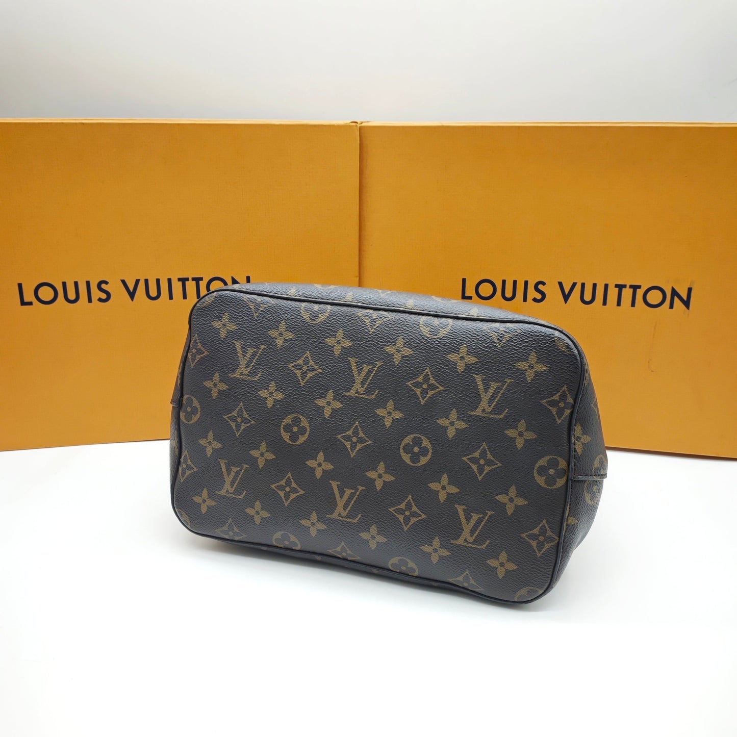 Louis Vuitton - Neonoe MM - Monogram coated canvas with cowhide leather trim - Brown with Red accents - (Medium)