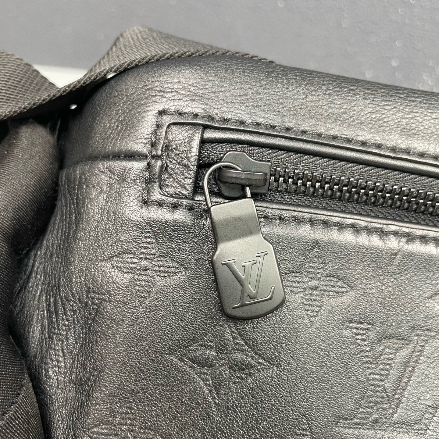 Louis Vuitton - Discovery Bumbag - Leather - Black - (medium)