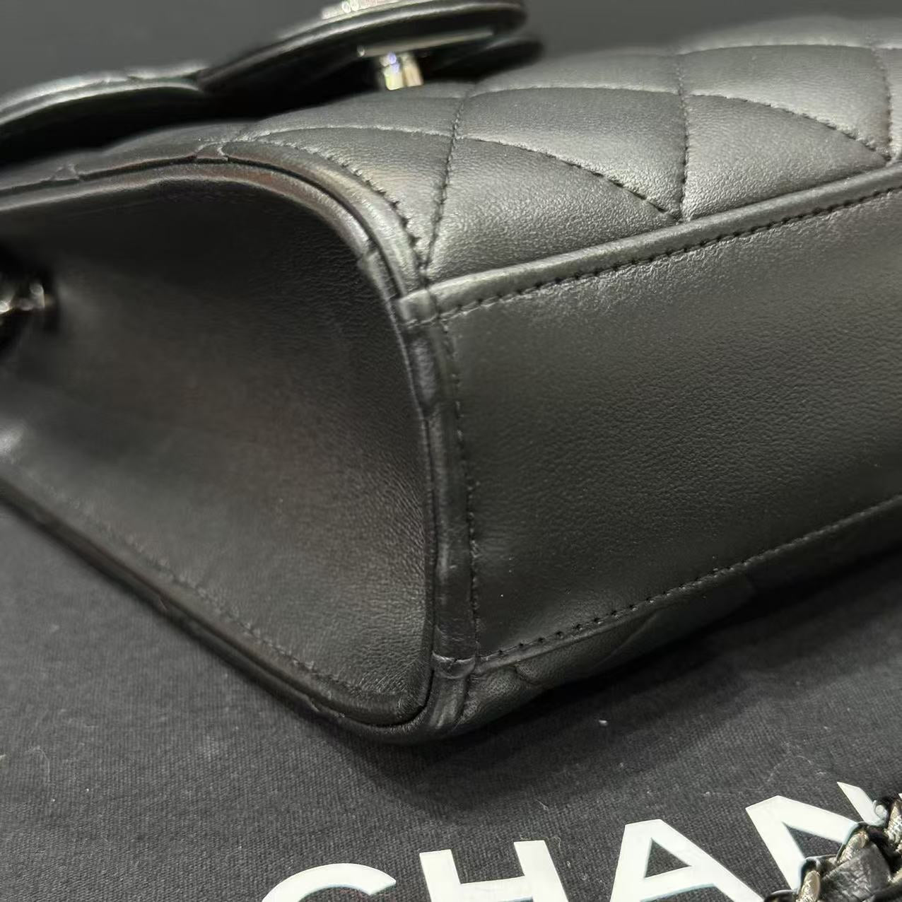 Chanel - Vertical Quilted Phone Holder with Chain - Lambskin leather - Black - (mini)