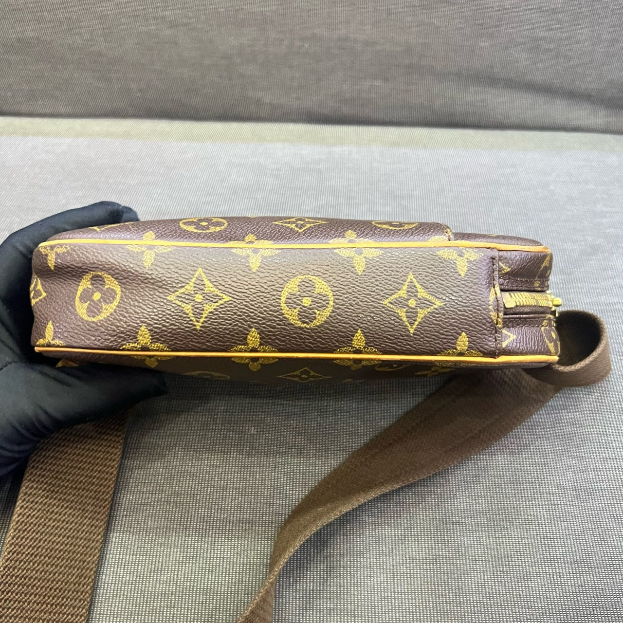 Louis Vuitton - Monogram Oval Sling Bag - Monogram Canvas with Vachetta leather trim - Brown - (small)