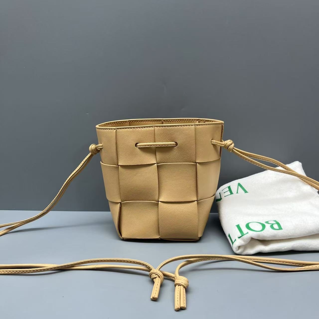 Bottega Veneta - Cassette Mini Bucket Bag - Leather - Beige - (mini)