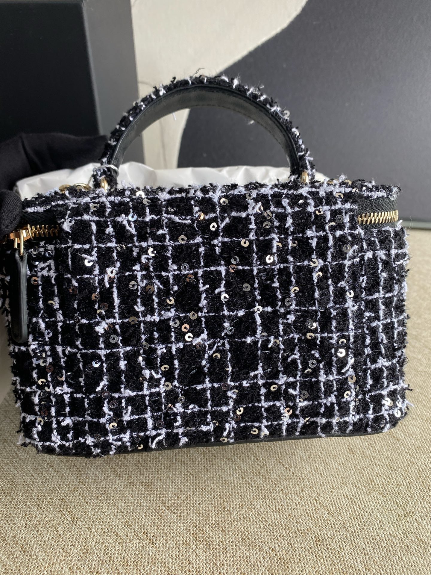 Chanel - Tweed Sequin Cosmetic Box Bag - Tweed and lambskin leather with sequins - Black and White with Gold-Tone Hardware - (mini)
