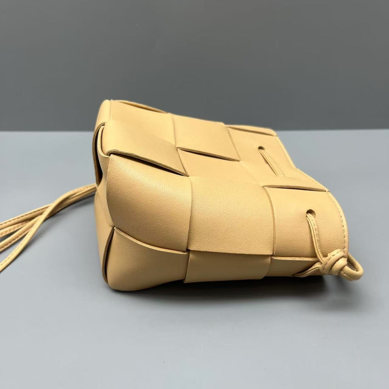 Bottega Veneta - Cassette Mini Bucket Bag - Leather - Beige - (mini)