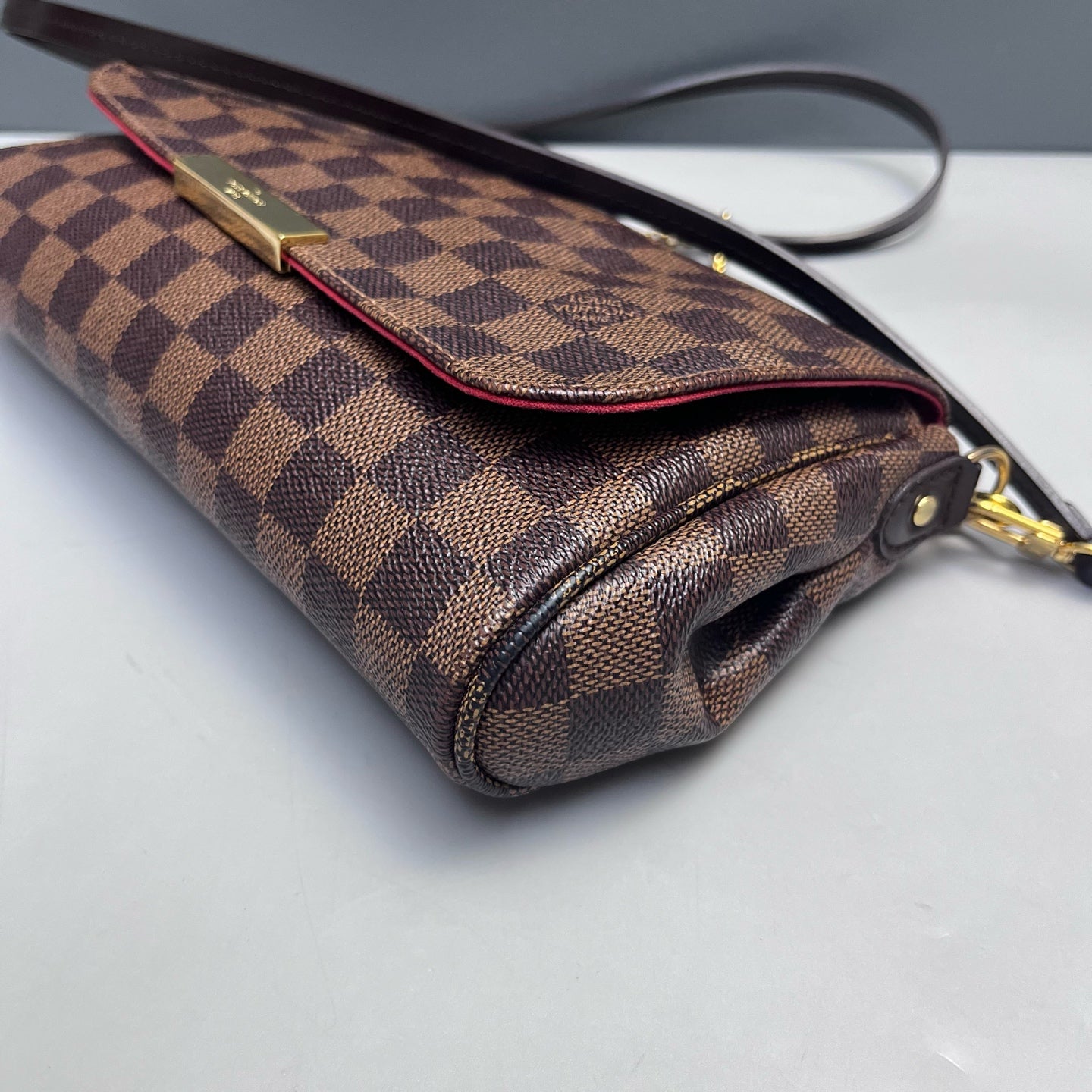 Louis Vuitton - Favorite - Damier Ebene coated canvas with cowhide leather trim and fabric lining - Brown - (small)