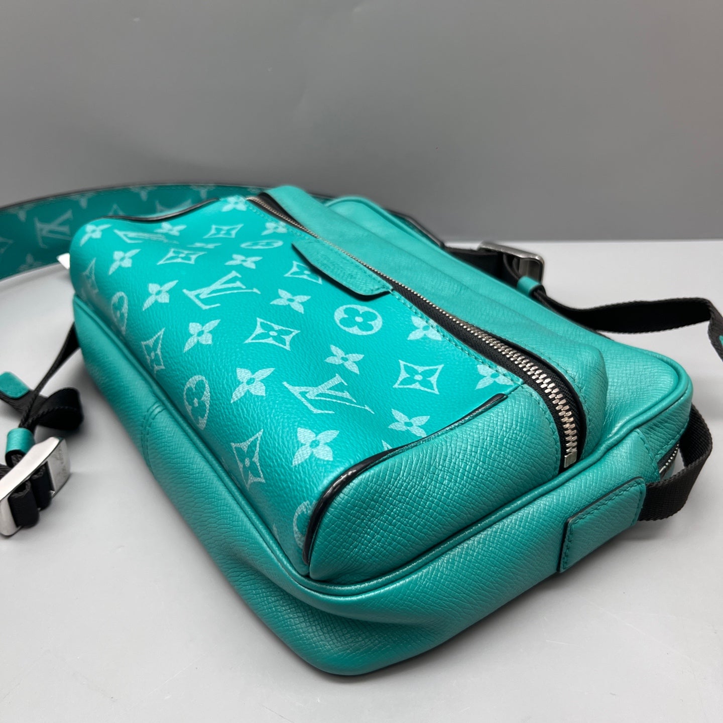Louis Vuitton - Outdoor Messenger - Leather - Blue - (medium)