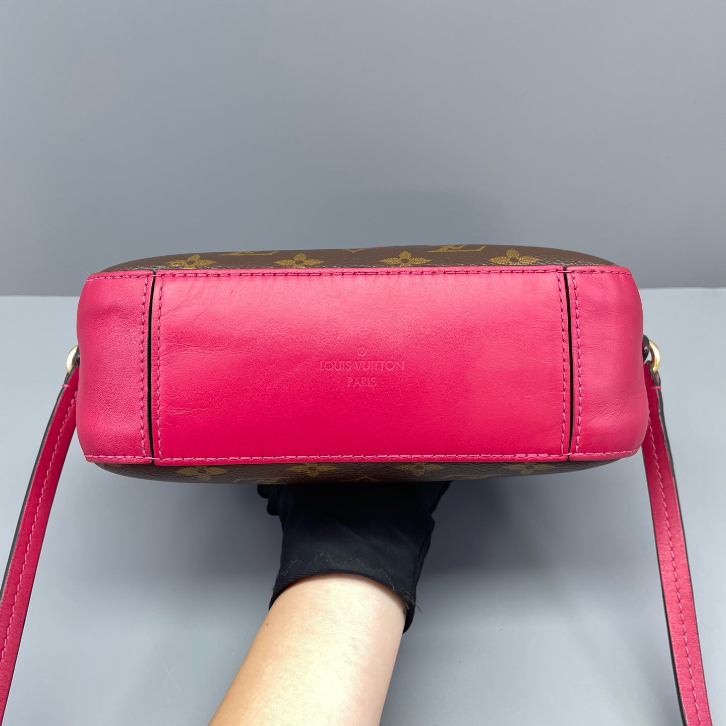 Louis Vuitton - Tassel Camera Bag - Monogram coated canvas with fuchsia leather trim - Multicolour (Brown and Pink) - (mini)