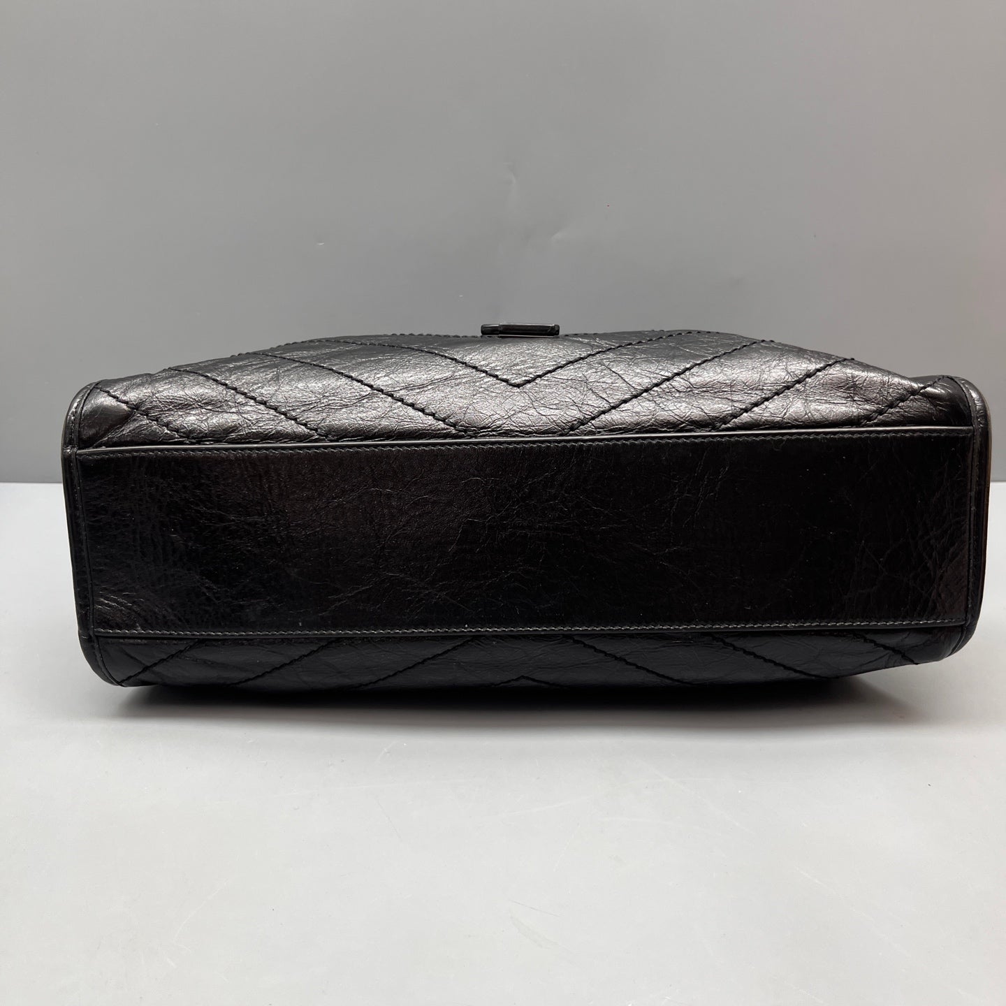 Saint Laurent - Shopping Tote with Chain - Crinkled calfskin leather - Black - (Medium)