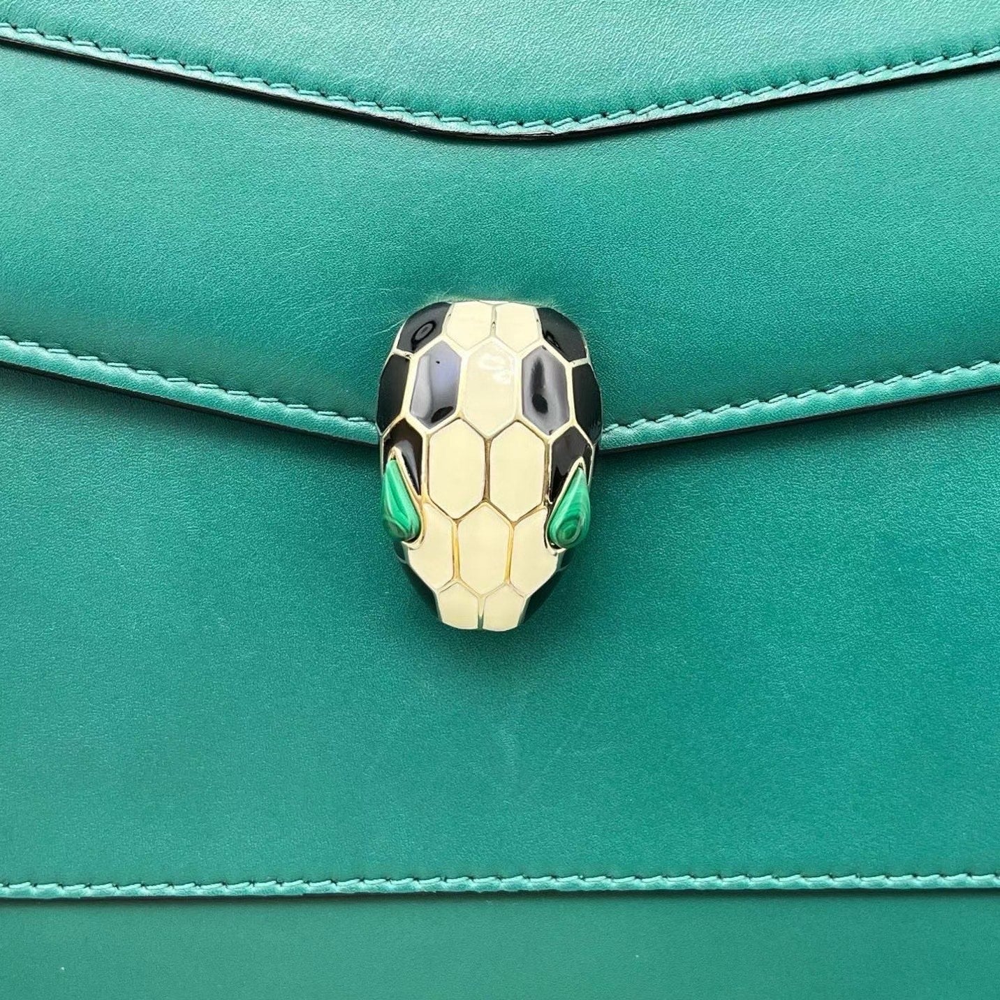 Bvlgari - Serpenti Forever - Calfskin leather - Emerald Green with Light Gold-Tone Hardware - (medium)