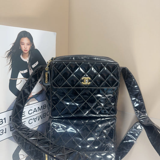 Chanel - Vintage Quilted Camera Bag - Patent leather - Black - (Small)