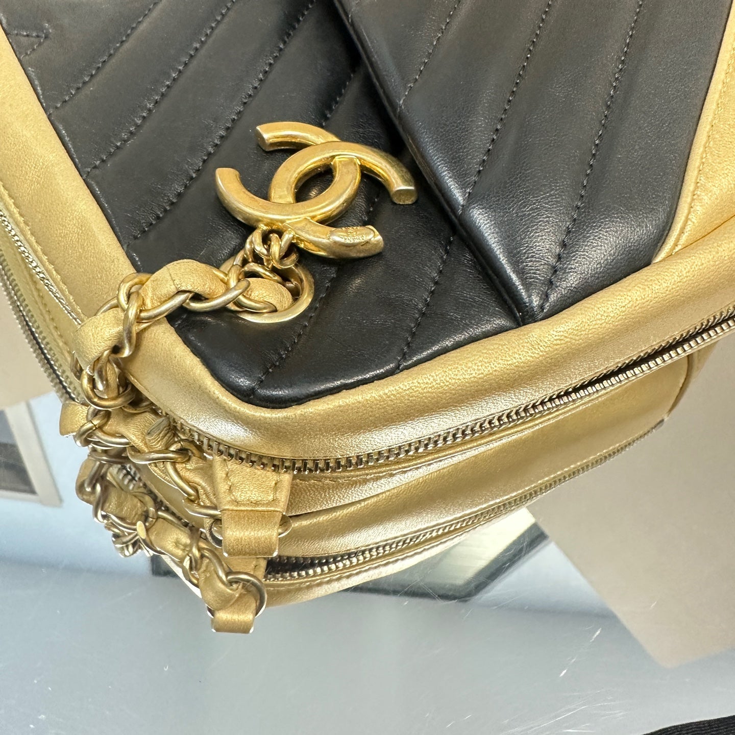 Chanel - V-Quilted Camera Bag - Leather - Black and Gold - (small)