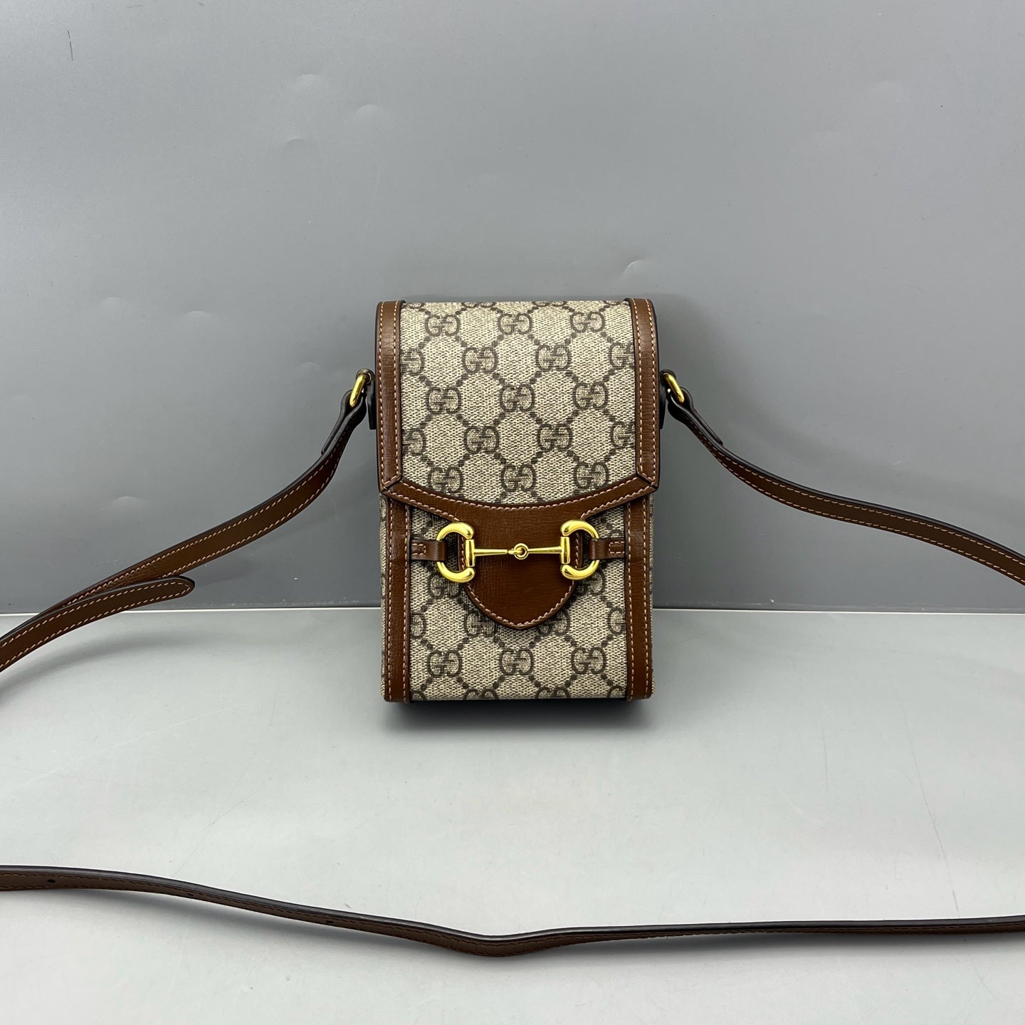 Gucci - Horsebit 1955 Vertical Phone Bag - GG Supreme coated canvas with brown leather trim - Brown - (mini)