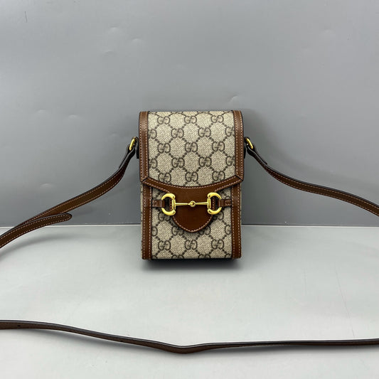 Gucci - Horsebit 1955 Vertical Phone Bag - GG Supreme coated canvas with brown leather trim - Brown - (mini)