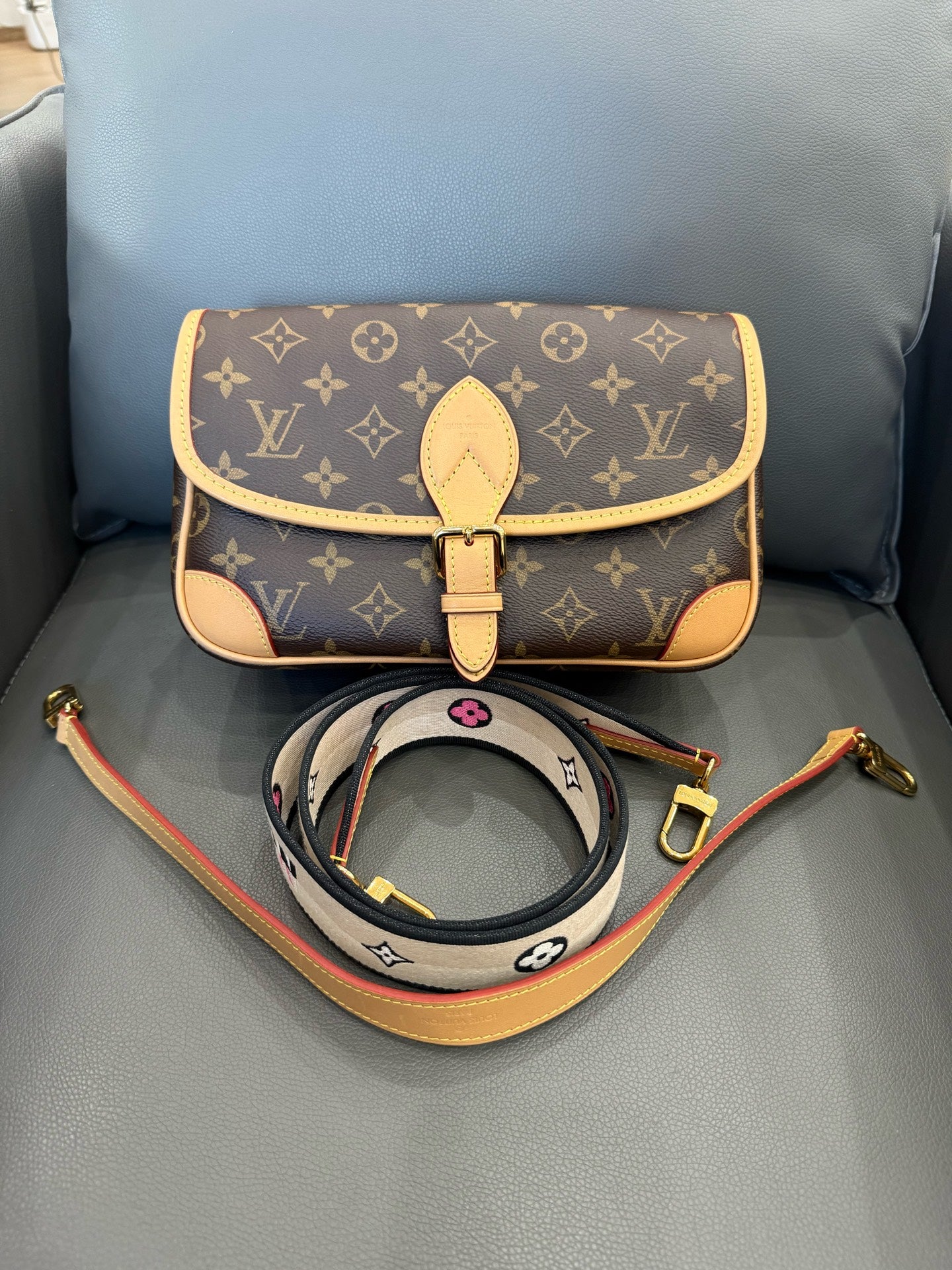 Louis Vuitton - Baguette Flap Bag - Monogram coated canvas with Vachetta leather trim - Brown - (small)