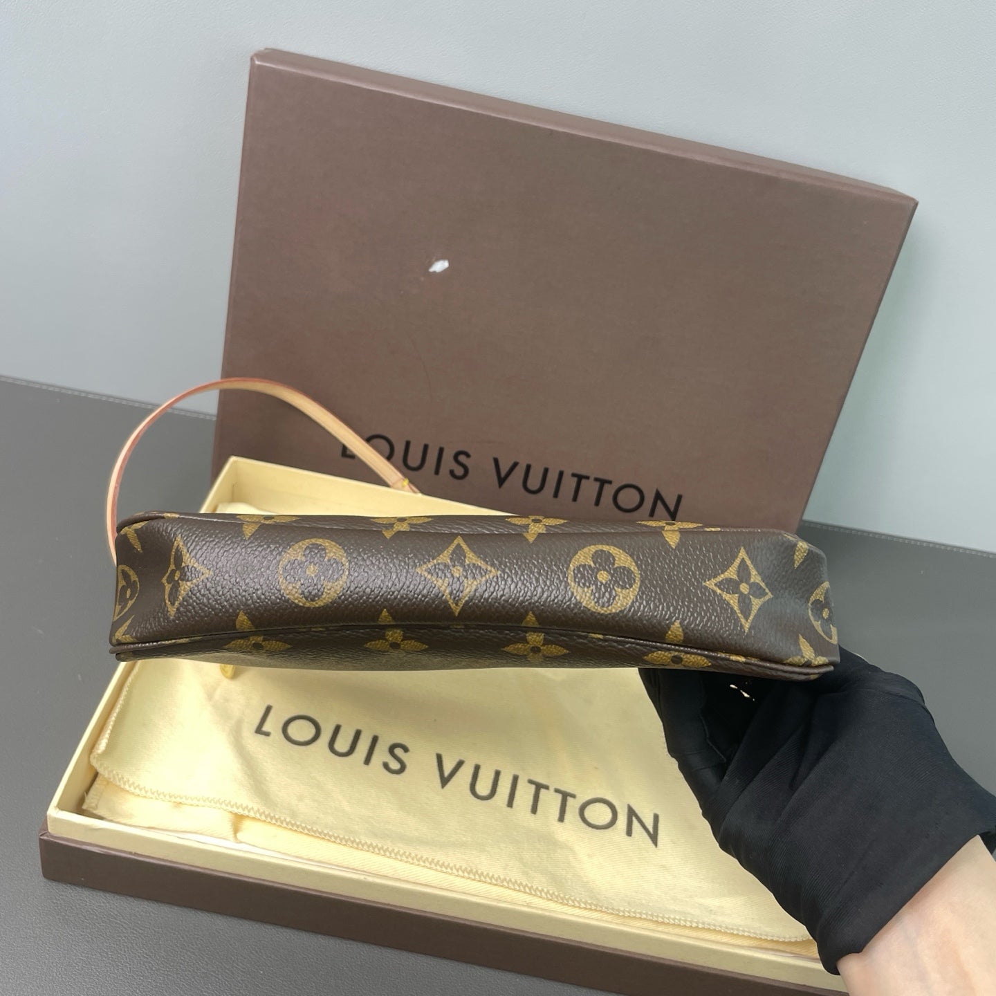 Louis Vuitton - Pochette Accessoires Monogram - Monogram coated canvas - Brown - (mini)