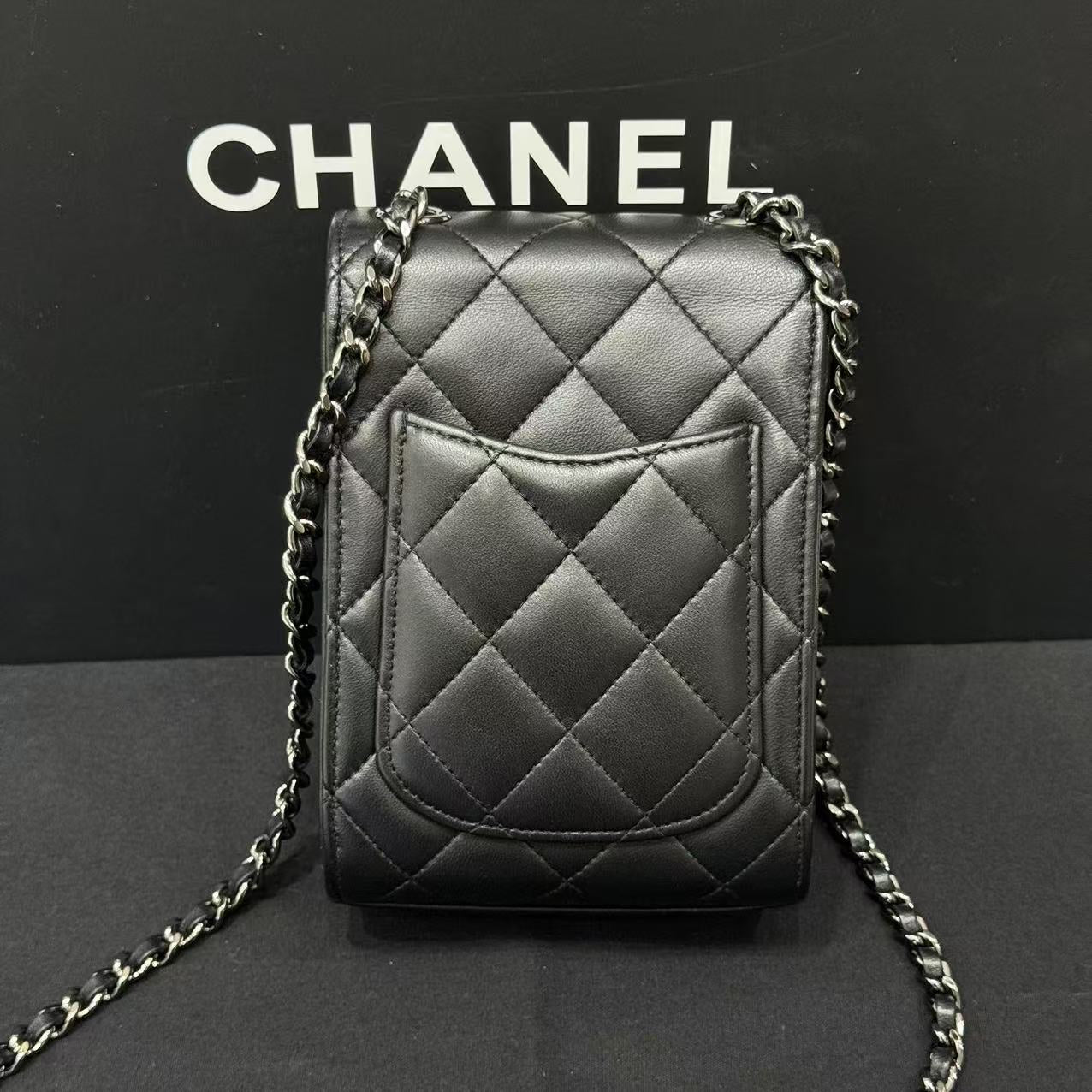 Chanel - Vertical Quilted Phone Holder with Chain - Lambskin leather - Black - (mini)