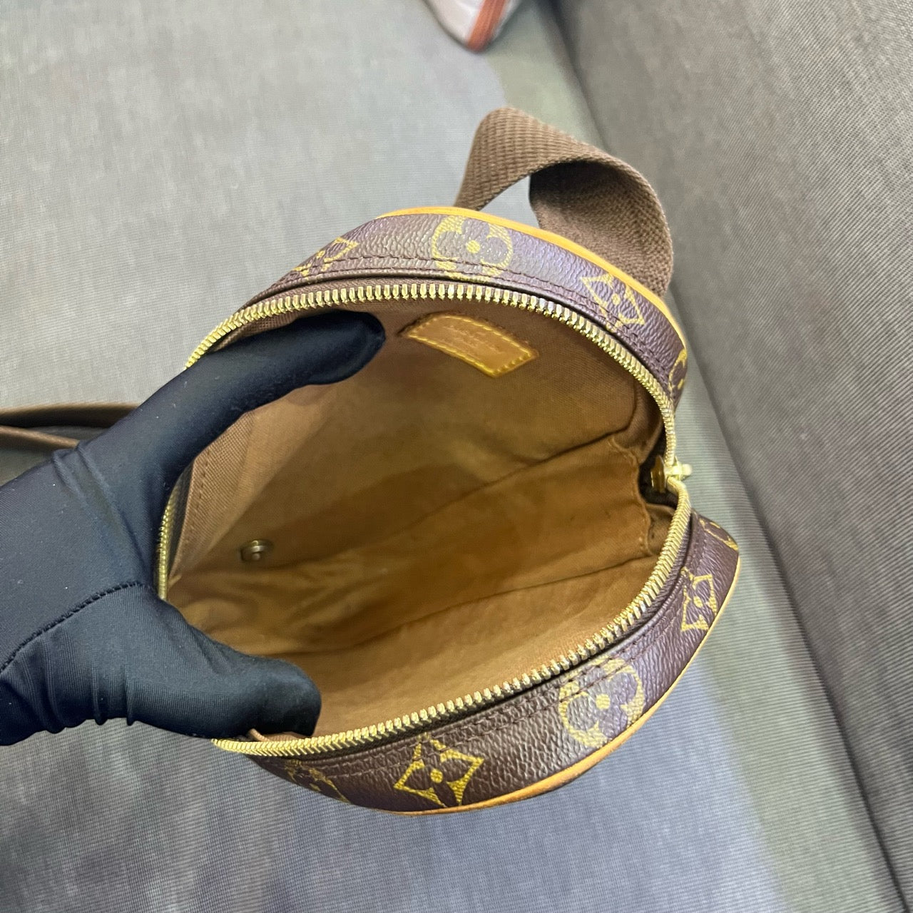 Louis Vuitton - Egg Chest Bag - Monogram coated canvas with Vachetta leather trim - Brown - (Small)