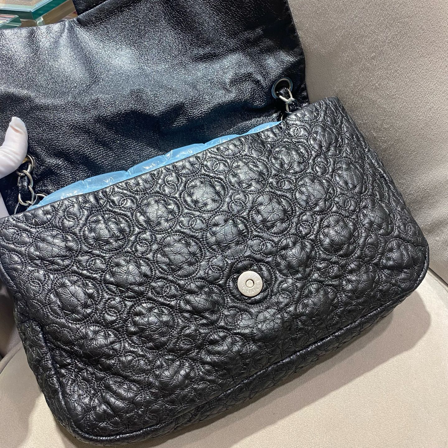Chanel - Vintage Camellia Embossed Flap Bag - Leather - Black - (Medium)
