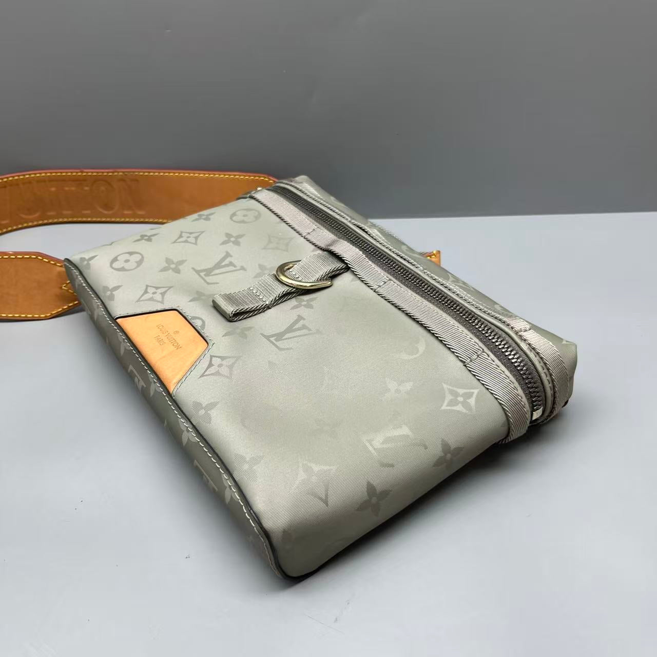 Louis Vuitton - Titanium Monogram Show Style Messenger Bag - Titanium-effect coated canvas and Vachetta leather - Grey with natural leather accents - (medium)