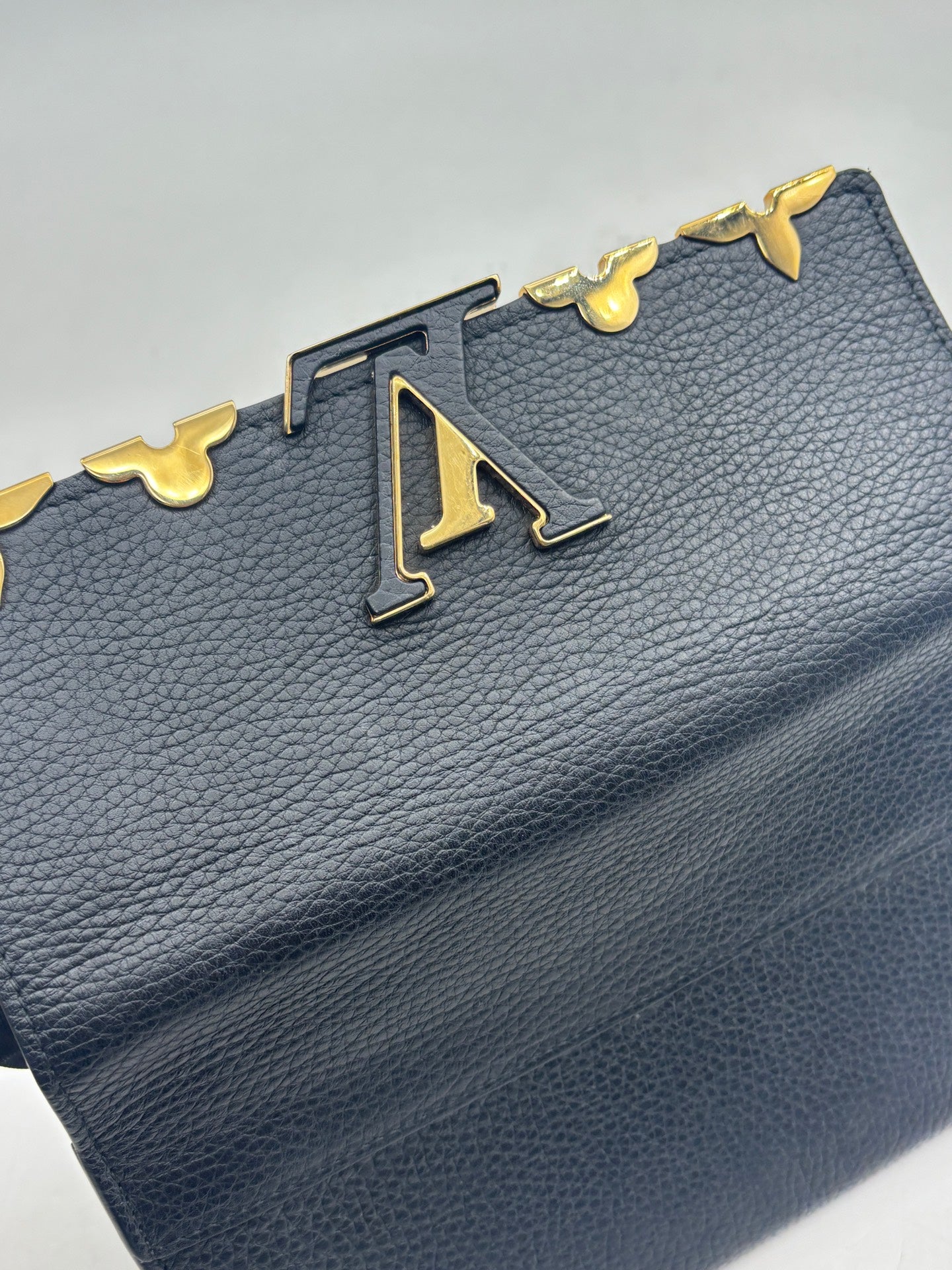 Louis Vuitton - Capucines Flap Wallet - Grained leather - Black - (medium)