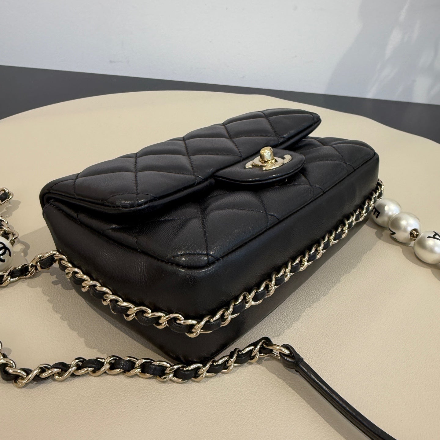 Chanel - Mini Flap Bag with Pearl Chain - Lambskin leather - Black - (mini)