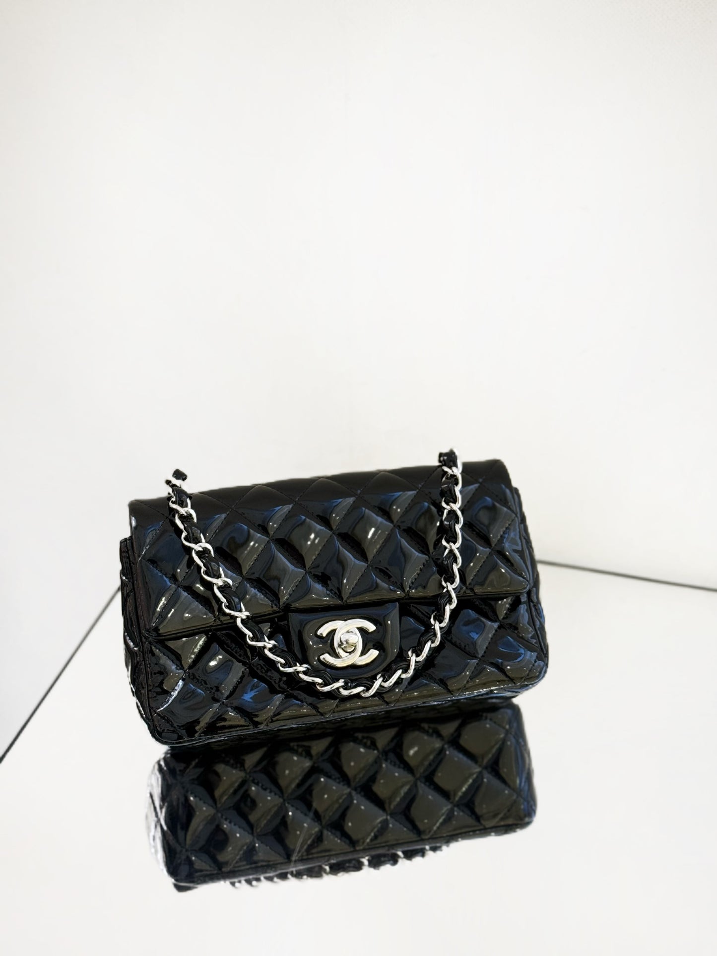 Chanel - Classic Flap Mini - Patent leather - Black - (mini)