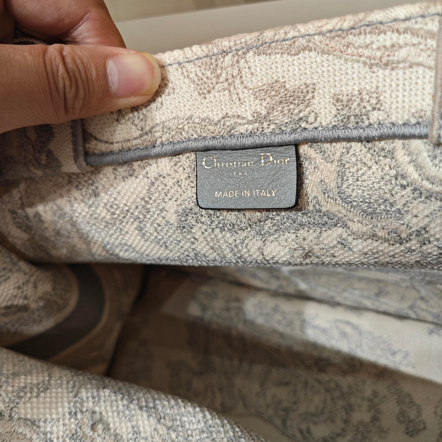 Dior - Book Tote Medium 'Toile de Jouy Sauvage' Animalier - Embroidered canvas - Beige and Grey - (Medium)