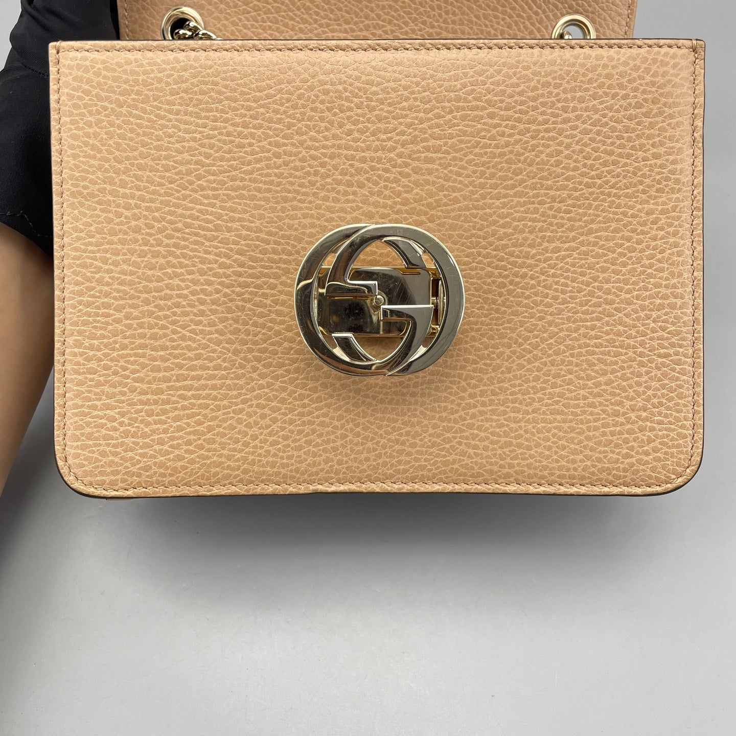 Gucci - Interlocking G Accordion Flap Bag (Outlet Model) - Grained leather - Beige - (small)