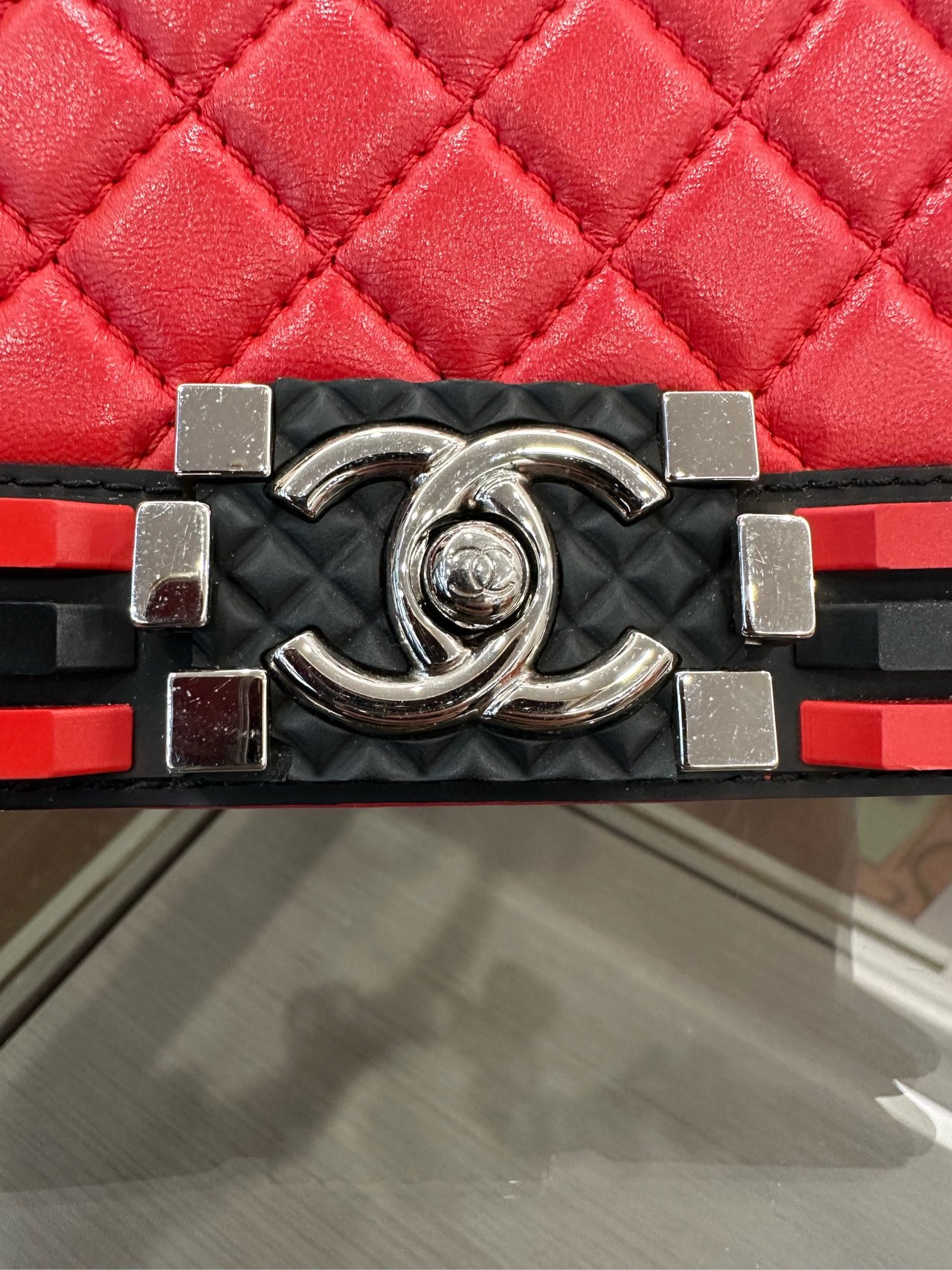 Chanel - Le Boy Small Shoulder Bag - Lambskin leather - Red and Black - (Small)