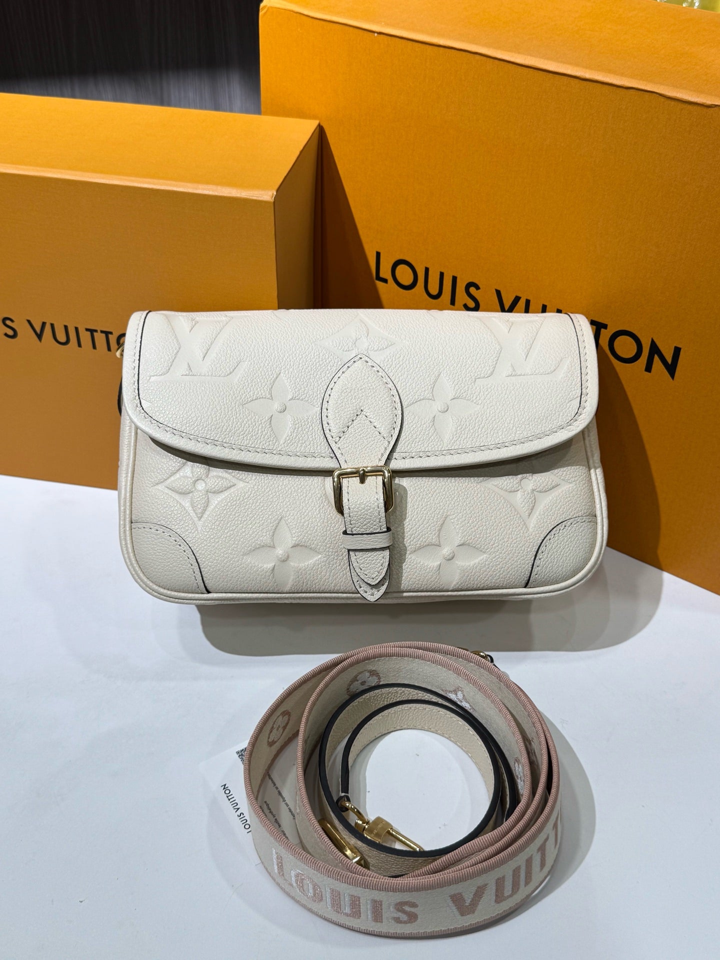 Louis Vuitton - Dione Baguette - Leather - White - (medium)