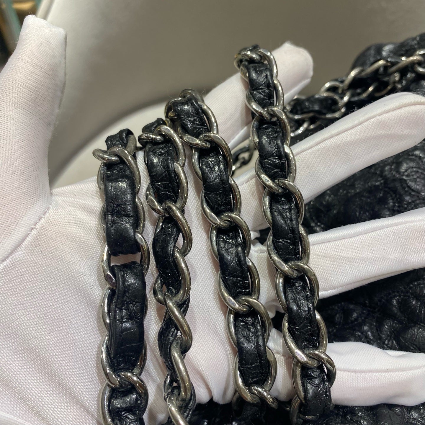 Chanel - Vintage Camellia Embossed Flap Bag - Leather - Black - (Medium)