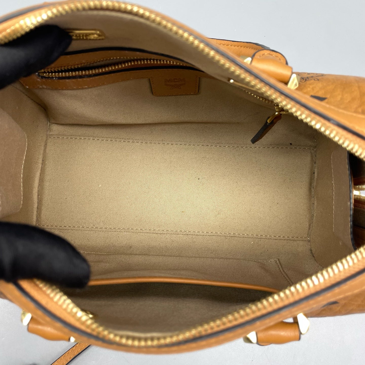 MCM - Visetos Boston Bag Small - Visetos coated canvas with leather trim - Cognac with black monogram - (small)