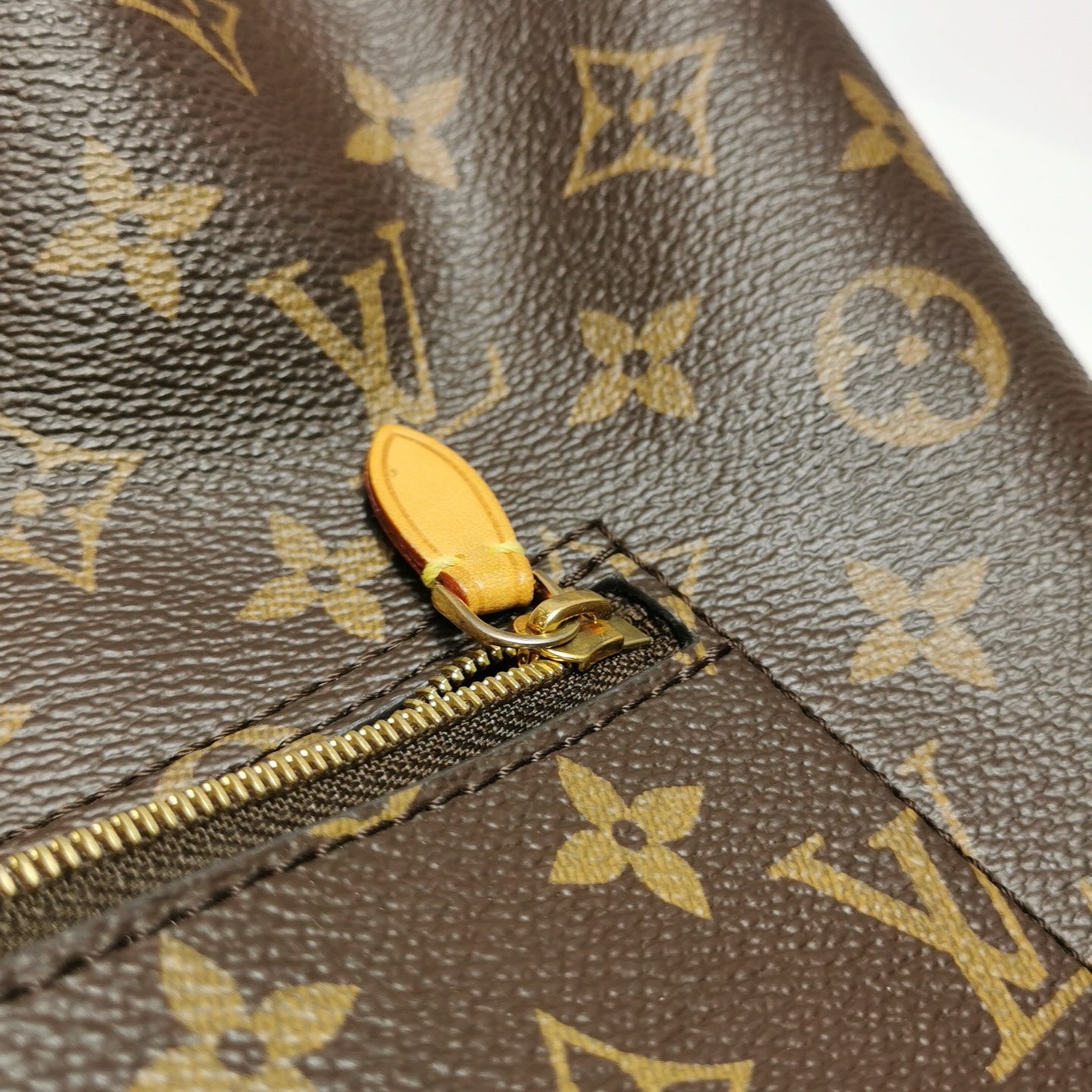 Louis Vuitton - Montsouris - Monogram coated canvas with natural cowhide leather trim - Brown - (medium)