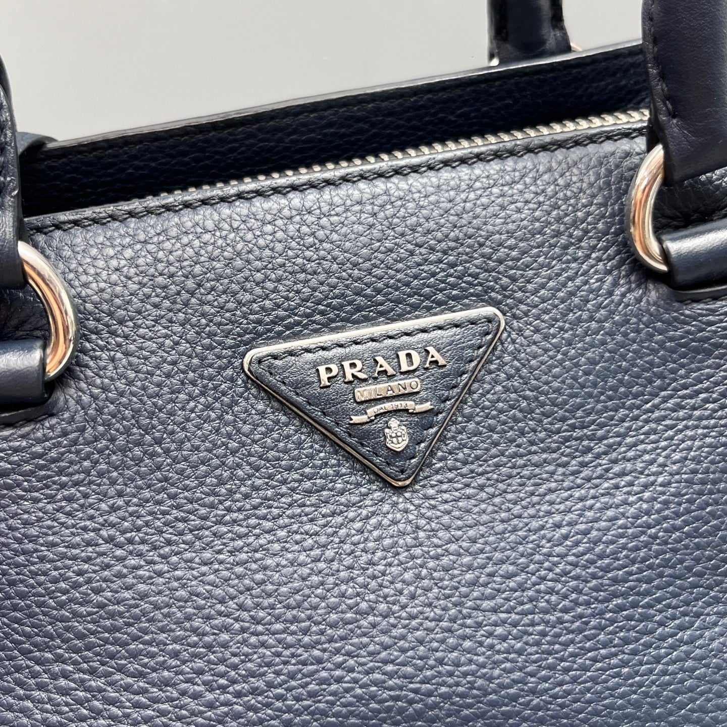 Prada - Commuter Tote Bag - Pebbled leather - Navy - (medium)