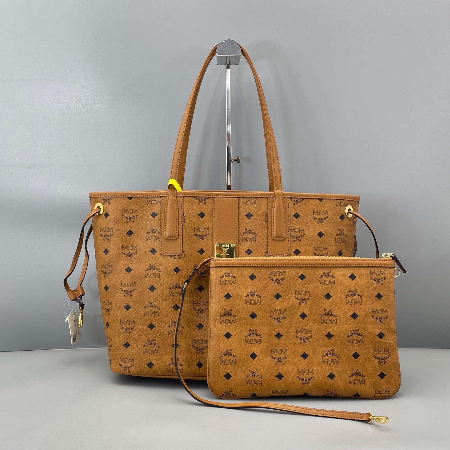 MCM - Reversible Visetos Tote with Pouch - Visetos coated canvas with leather trim - Brown - (medium)