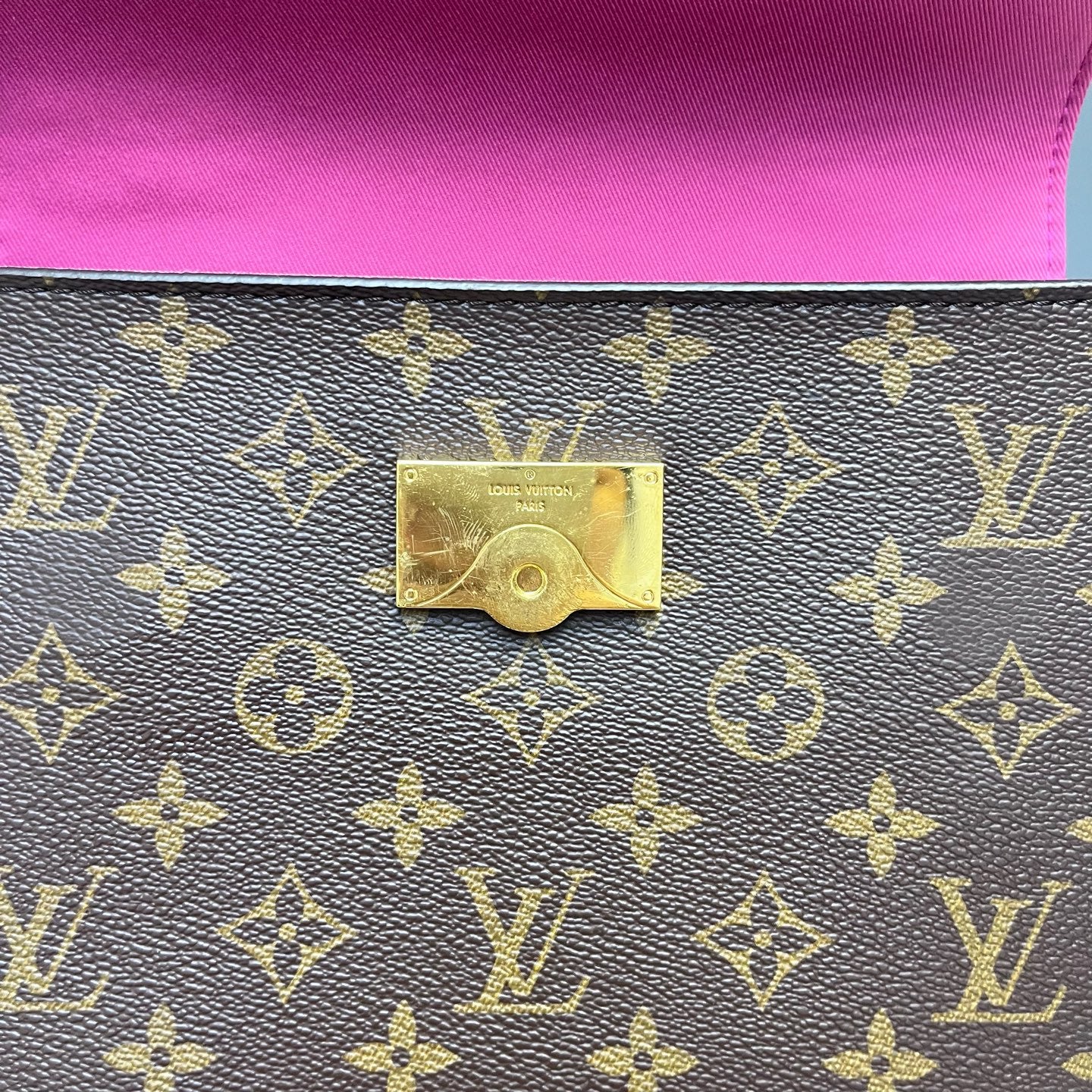 Louis Vuitton - Cluny BB - Monogram coated canvas with natural cowhide leather trim and colored smooth leather accents - Brown with fuchsia accents - (Medium)
