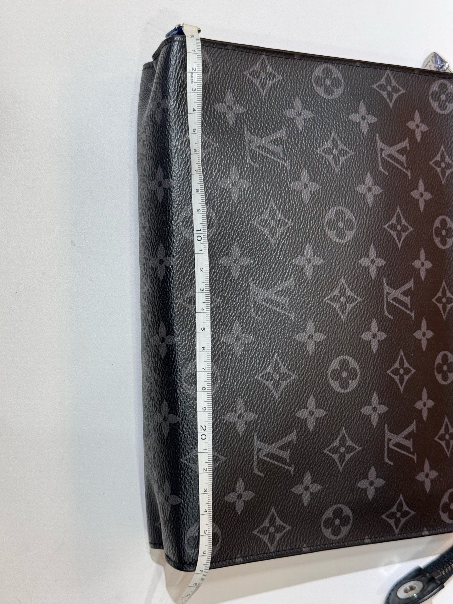 Louis Vuitton - Pochette Voyage MM Monogram Eclipse 'Black Samurai' Edition - Monogram Eclipse coated canvas with leather trim - Black - (medium)