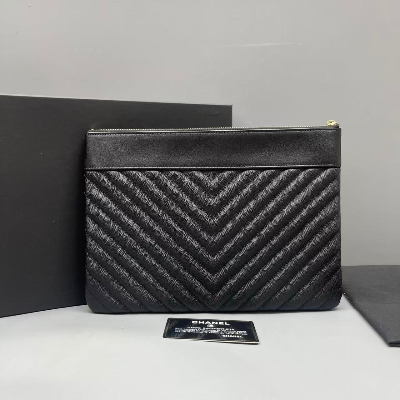 Chanel - V-Quilted Envelope Clutch - Caviar leather - Black - (medium)