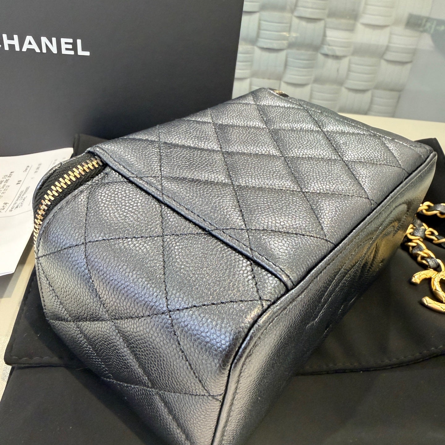 Chanel - 24S Small Quilted Vanity Case - Pearlescent caviar leather - Black - (mini)