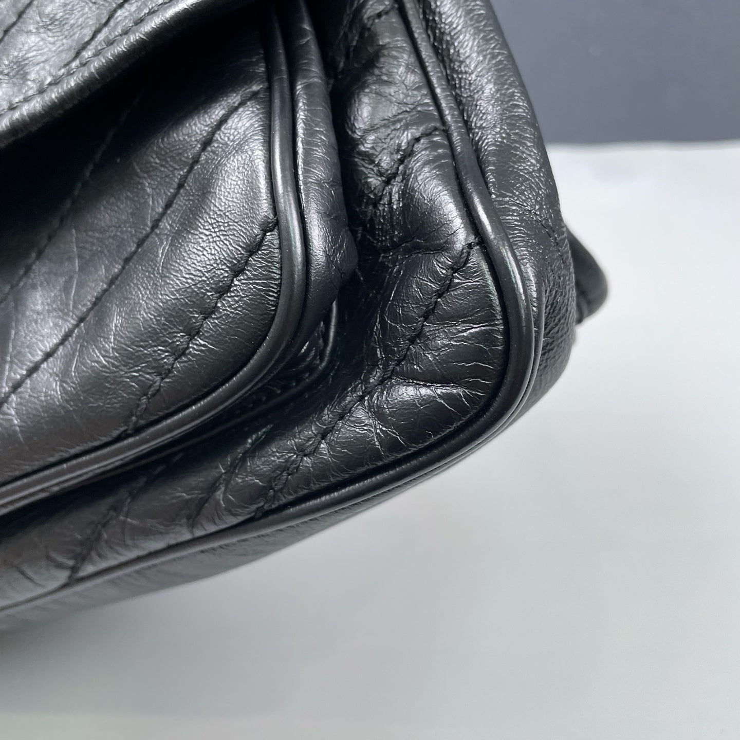 Saint Laurent - Niki Medium Chain Bag - Distressed calfskin leather - Black - (Medium)