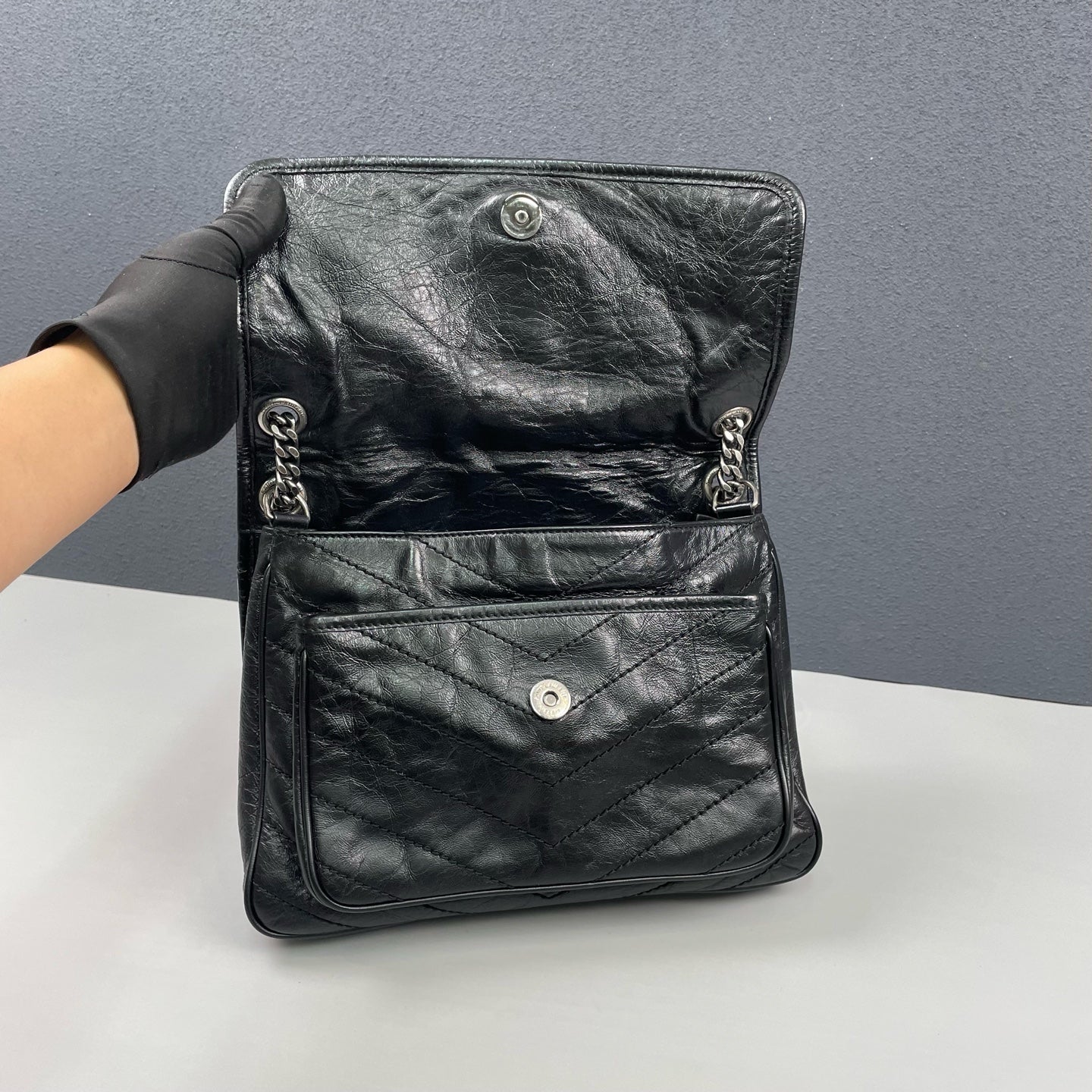 Saint Laurent - Niki Medium Chain Bag - Distressed calfskin leather - Black - (Medium)