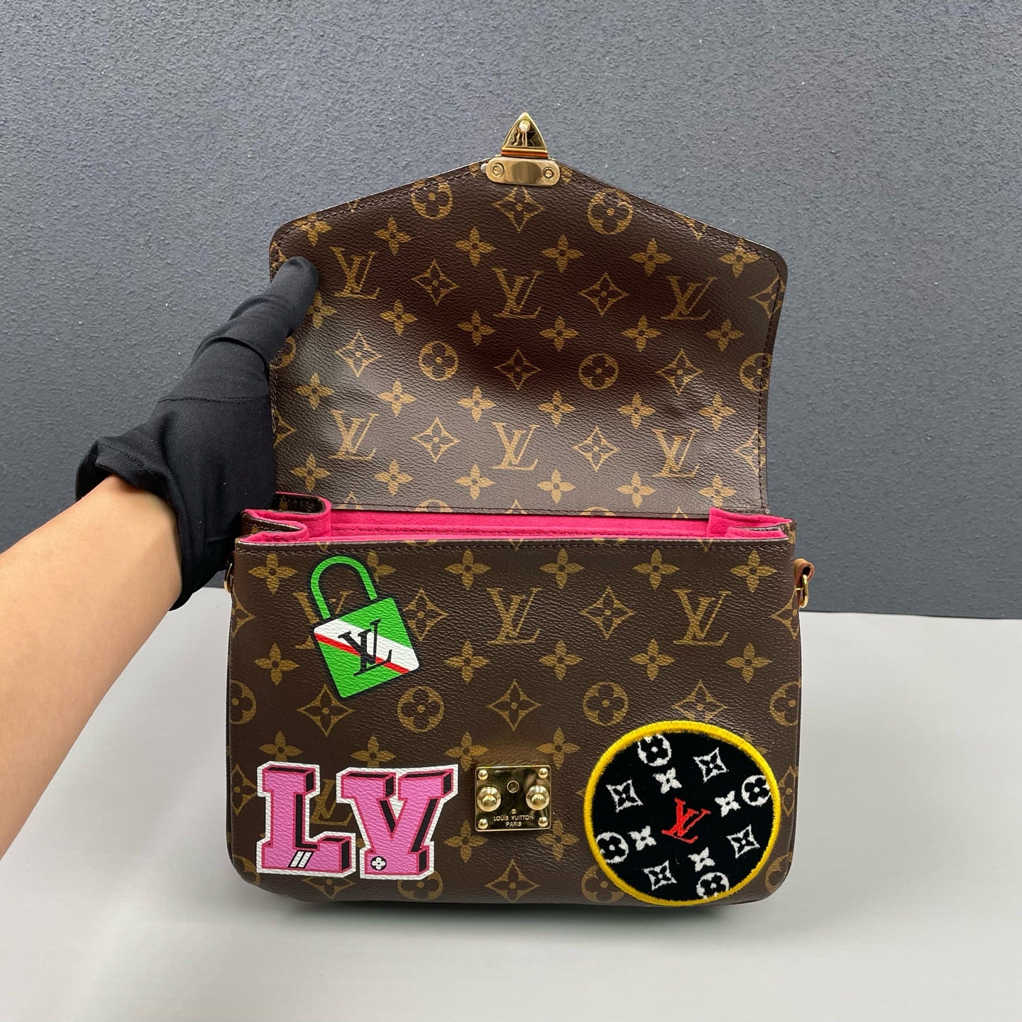 Louis Vuitton - Pochette Métis Monogram Patches - Monogram coated canvas with natural Vachetta leather trim and microfibre lining - Brown - (Medium)