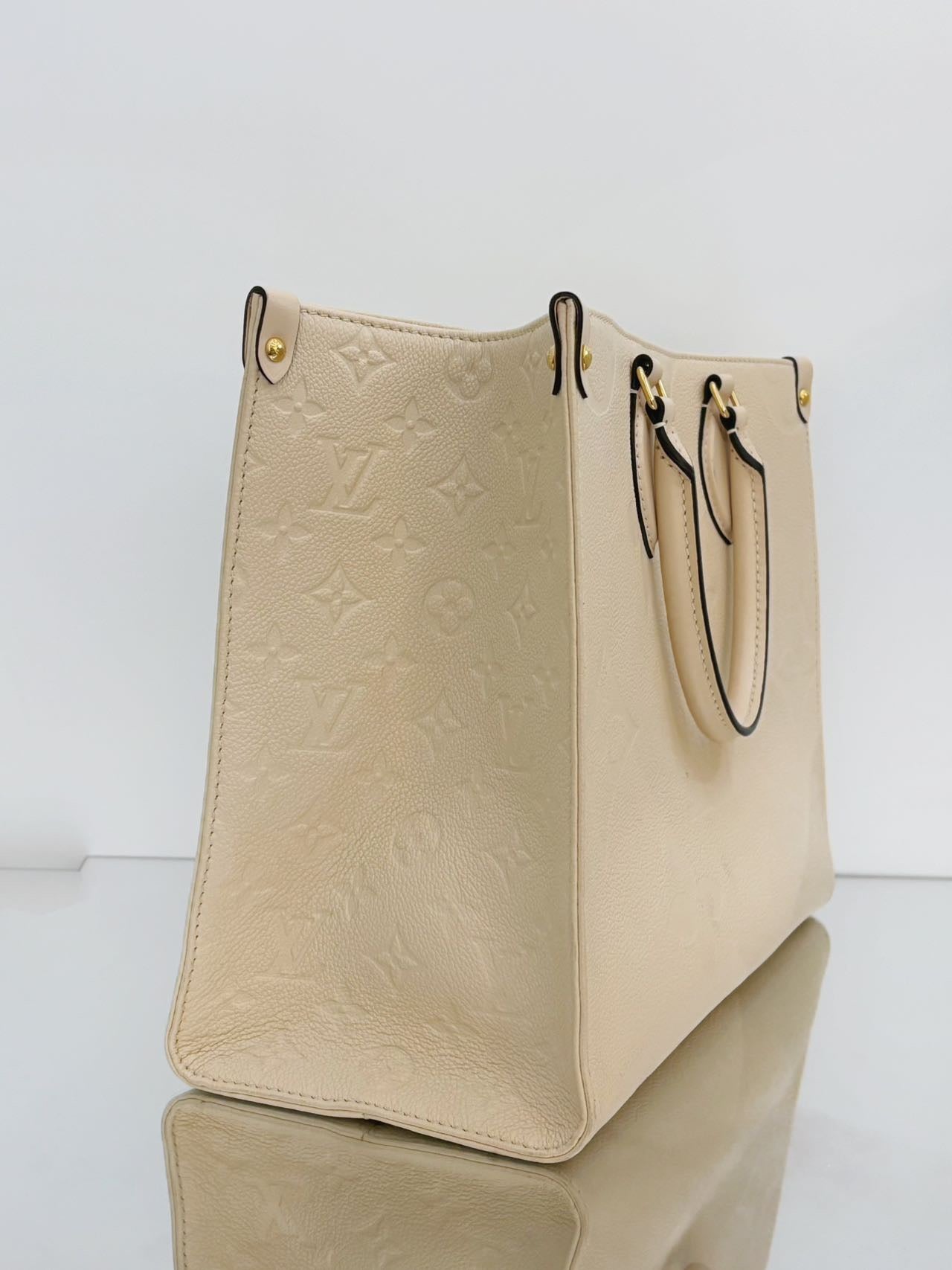 Louis Vuitton - Onthego MM - Embossed cowhide leather - Cream white - (medium)