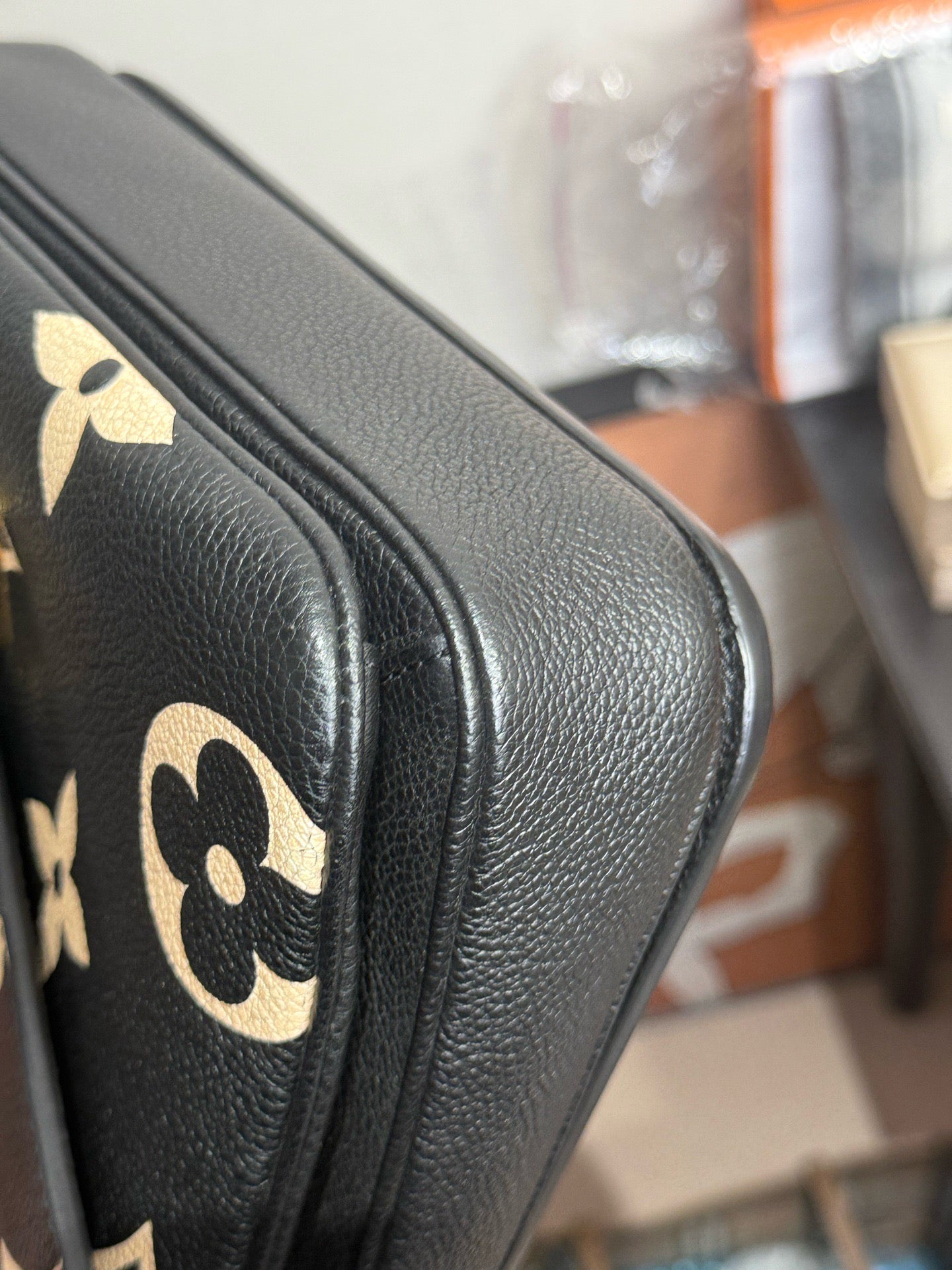 Louis Vuitton - Pochette Métis - Embossed cowhide leather - Black - (small)