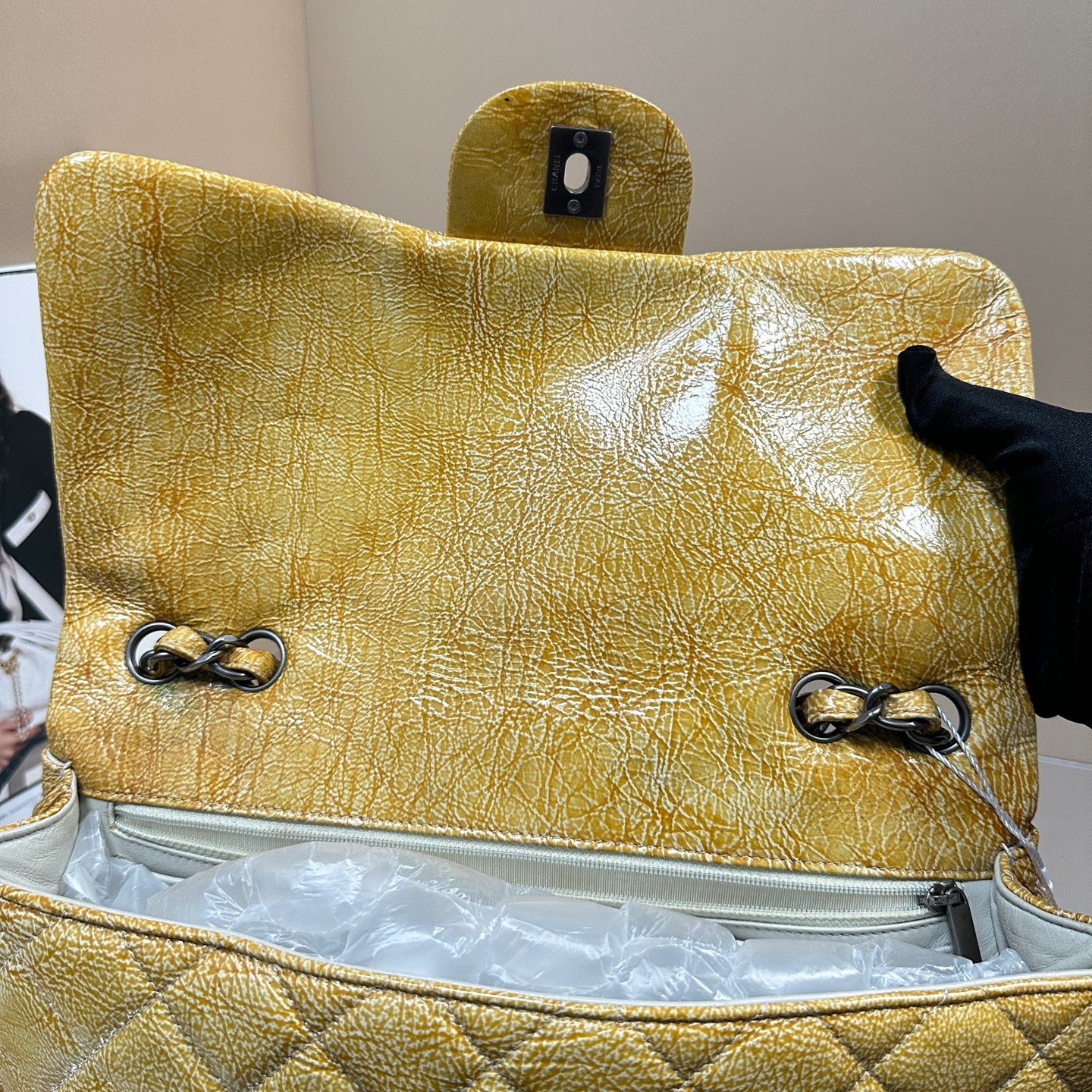 Chanel - Classic Flap Jumbo Single Flap - Distressed patent leather - Amber Yellow - (Large)