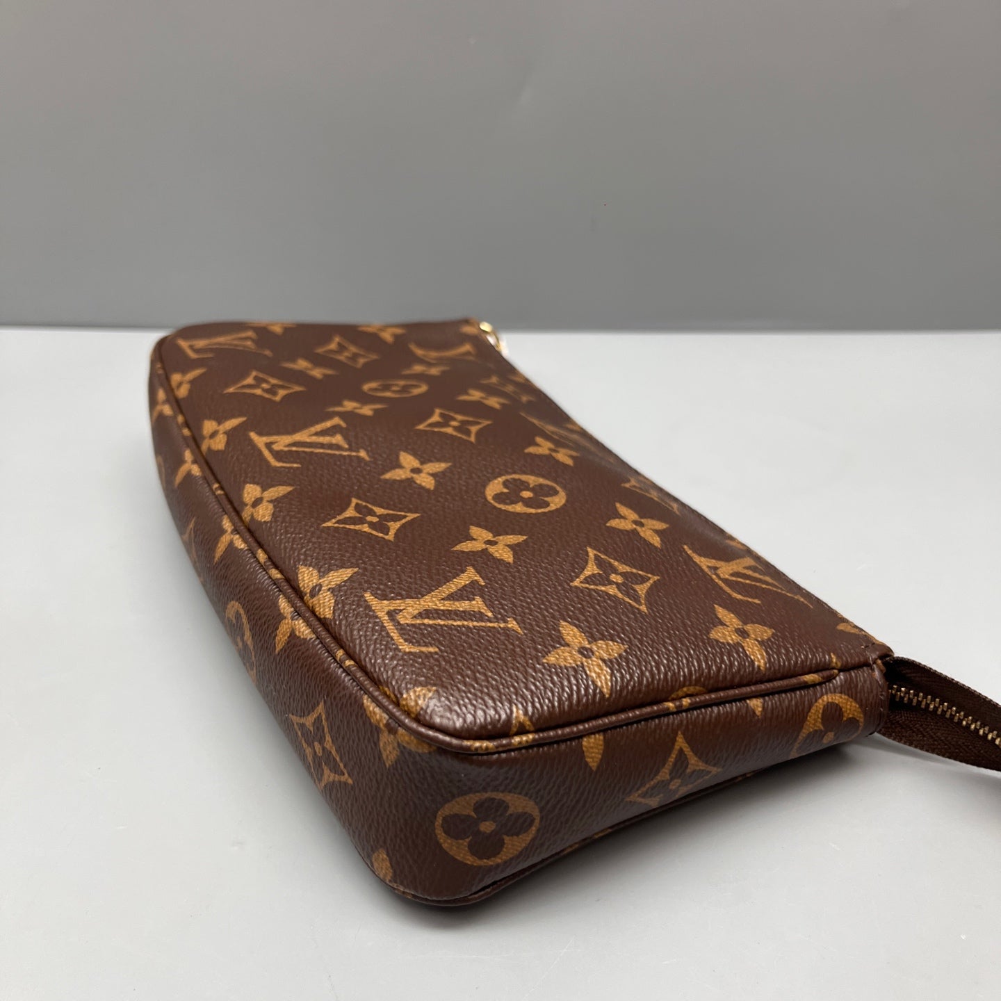 Louis Vuitton - Pochette Accessoires - Monogram coated canvas with Vachetta leather trim - Brown - (small)