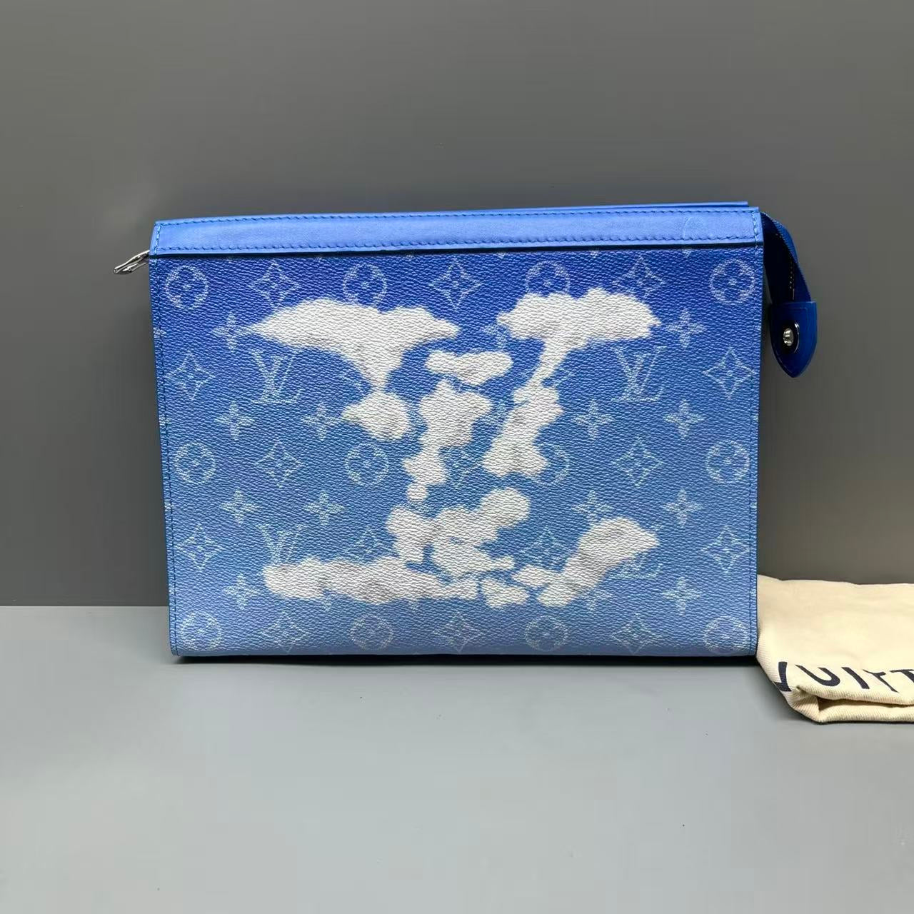 Louis Vuitton - Pochette Voyage MM Clouds - Monogram coated canvas with leather trim - Blue - (medium)