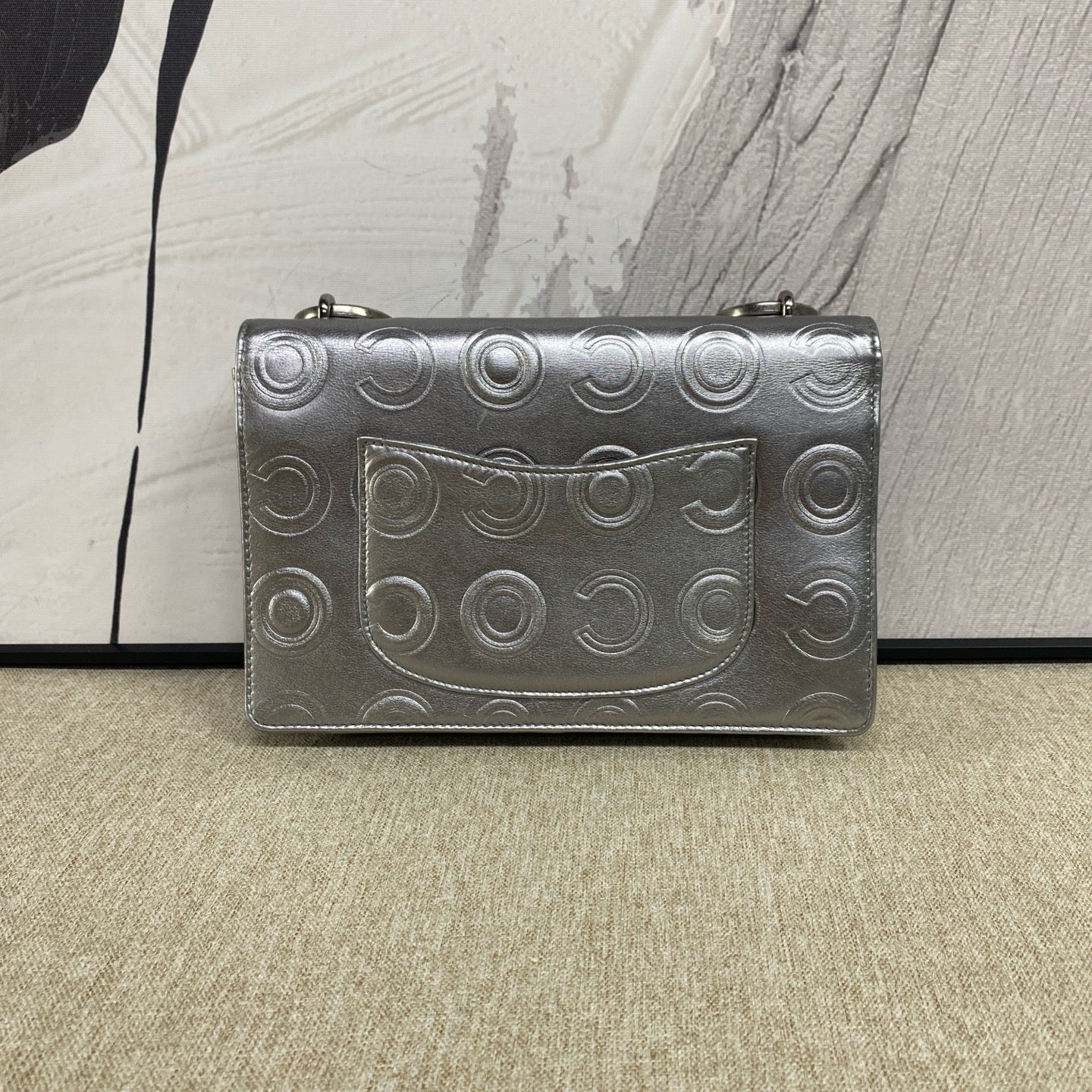 Chanel - Embossed Coco Circle Flap Bag - Cowhide leather - Silver - (small)