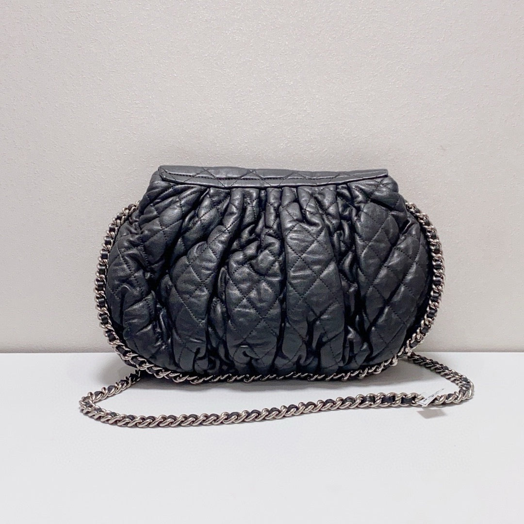 Chanel - Quilted Cloud Flap Bag - Lambskin leather - Black - (Medium)