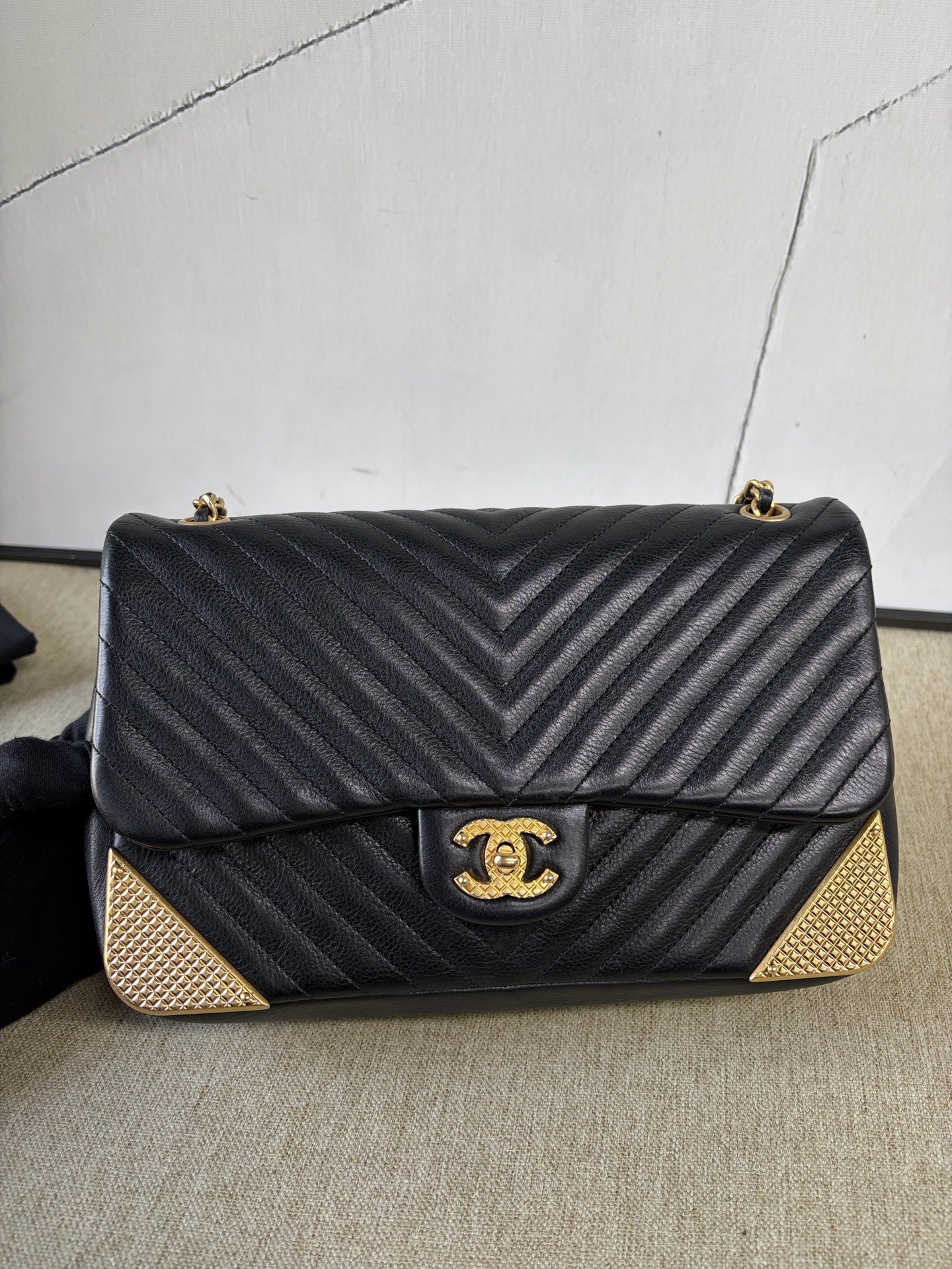 Chanel - Classic Flap Chevron with Metallic Corner Guards - Grained calfskin leather - Black - (medium)