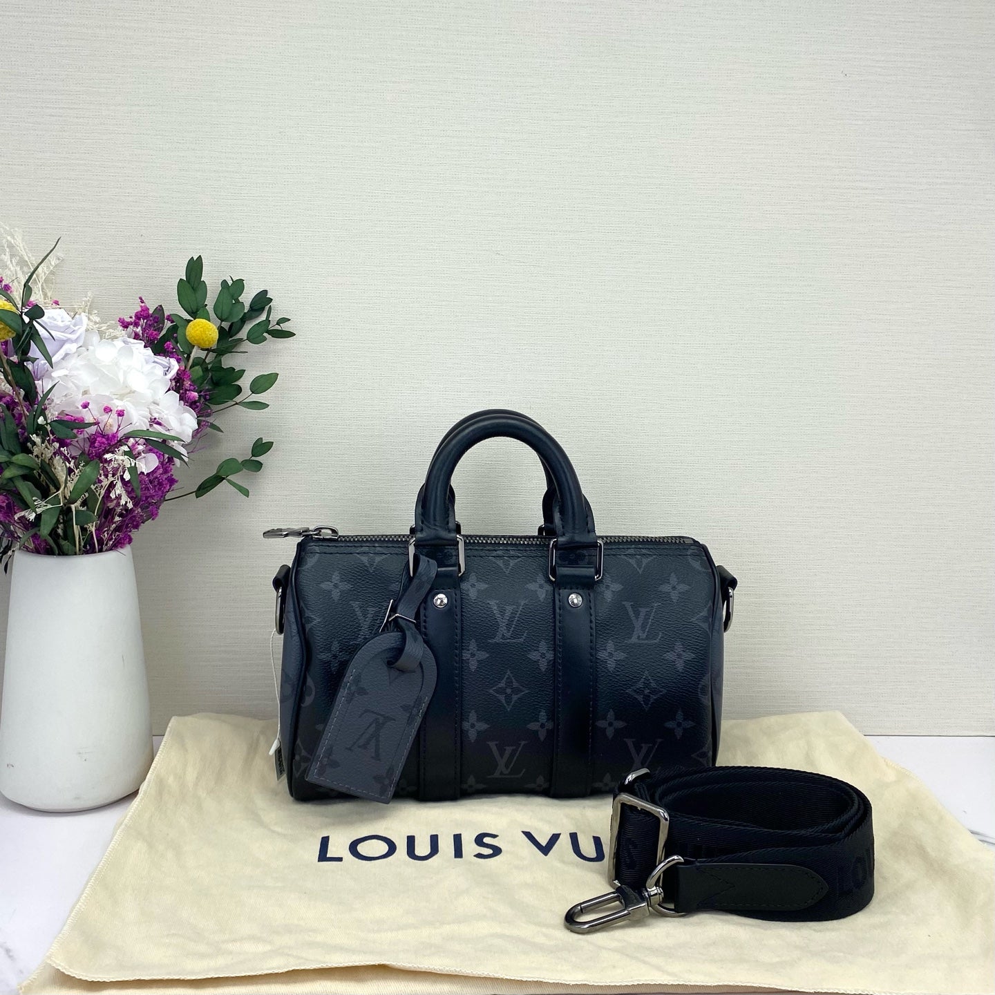 Louis Vuitton - Keepall Bandoulière 25 - Monogram Eclipse coated canvas with cowhide leather trim - Black - (small)